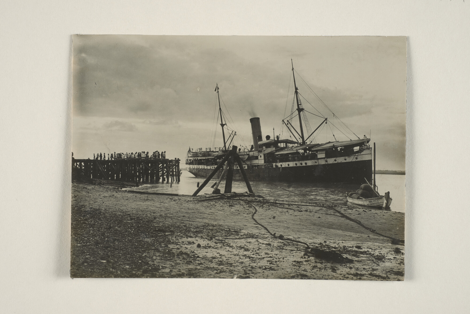 1994.1851; Het ss. Van Diemen van de KPM legt aan bij [...]; foto