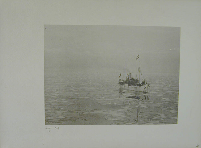 S.3986(02); Album met foto's door de passagiers van het ss. Ile de France; fotoalbum