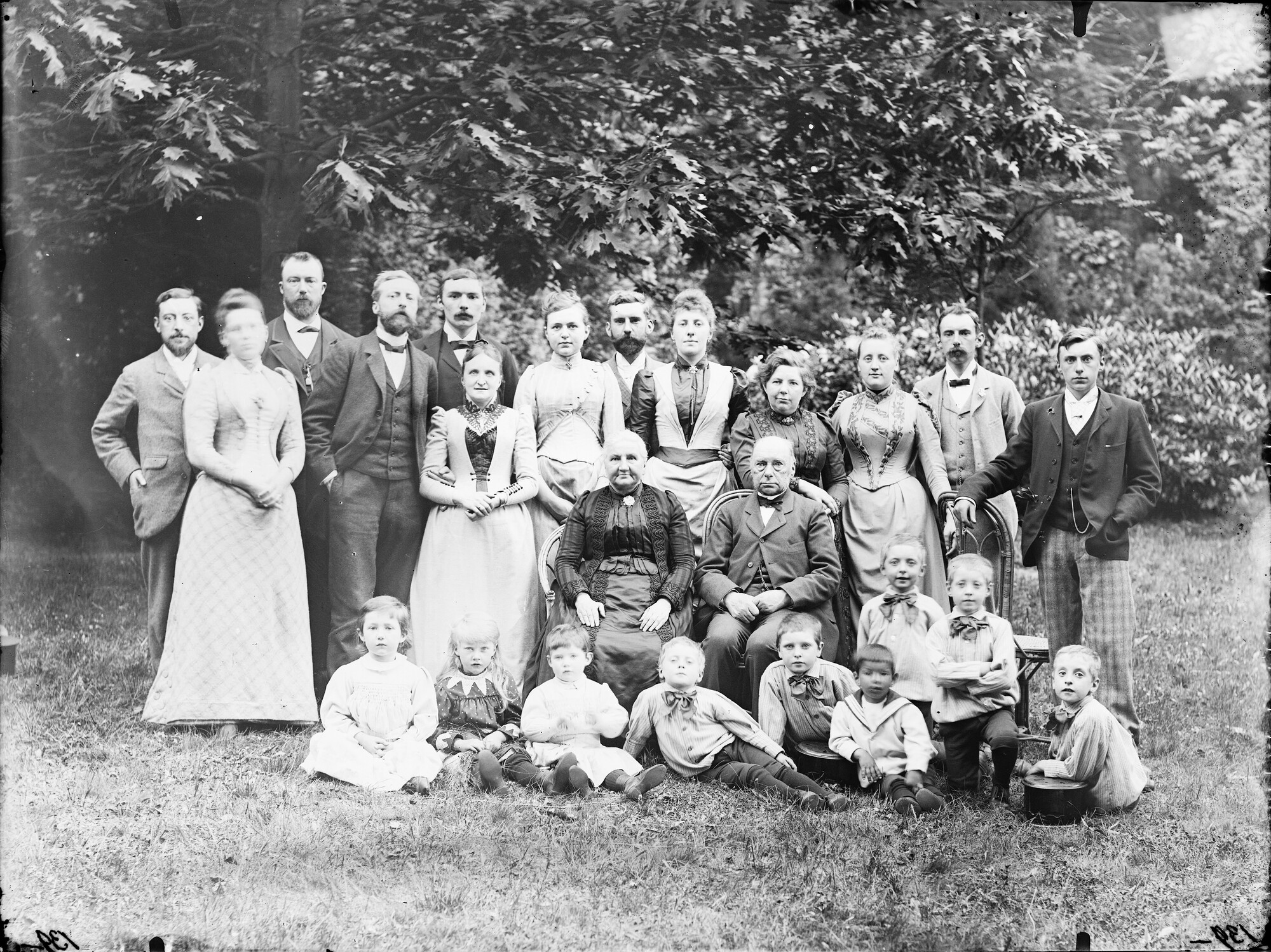 S.1156(06)409a; Familieportret van het gezin van Jan Philip Korthals Altes en Maria ter Haar, zonen en dochters, hun echtgenoten(s) en kleinkinderen; negatief