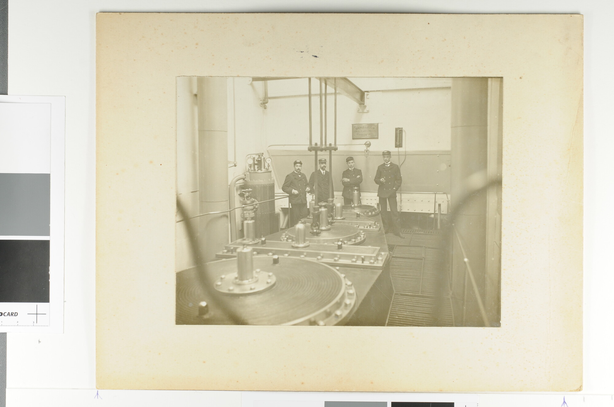 S.6952(19)37; Groepsfoto van machinisten poserende in de machinekamer van het ss. 'Zaanland' van de Koninklijke Hollandsche Lloyd; foto