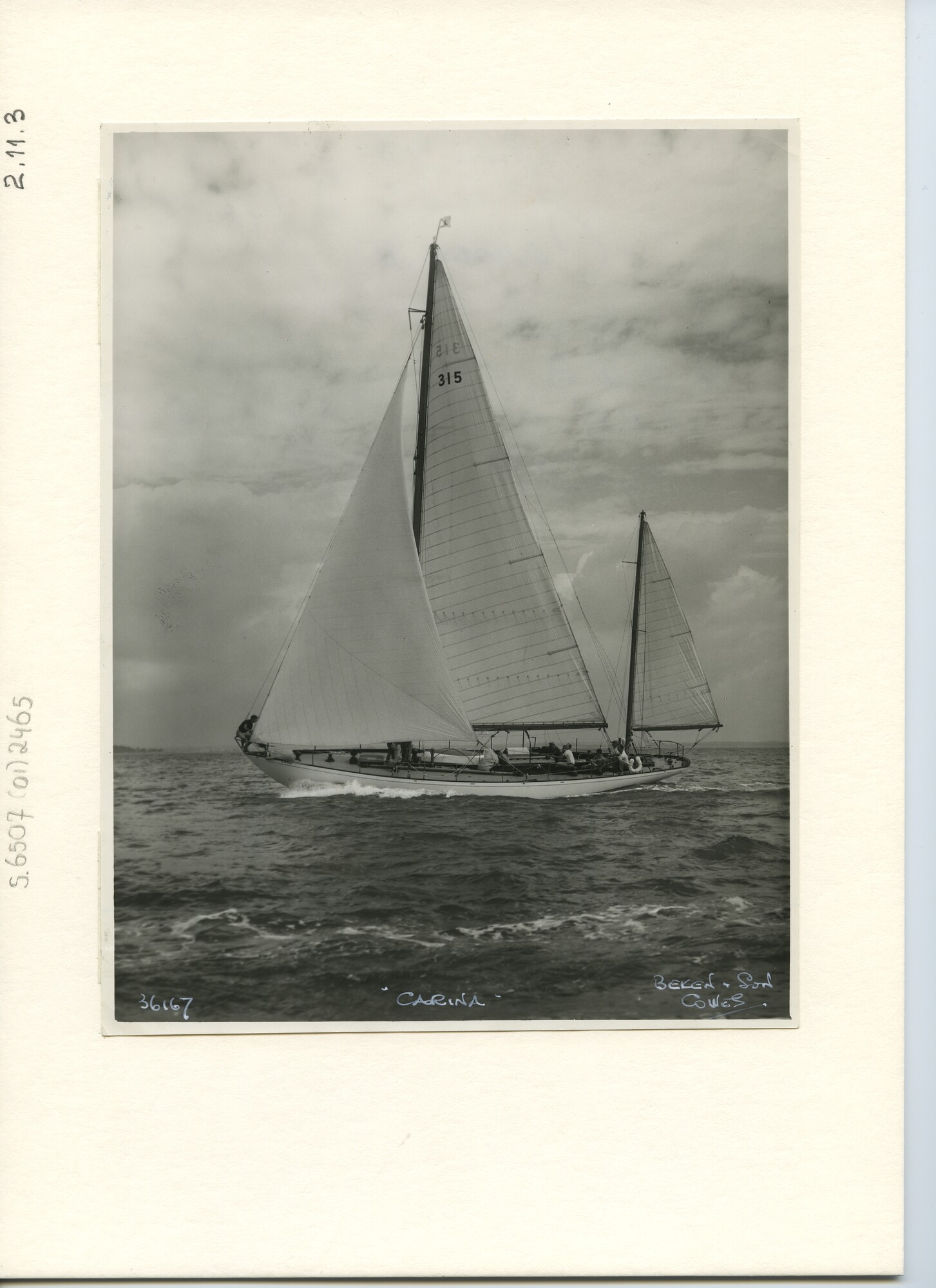 S.6507(01)2465; Foto van de yawl Carina, R.O.R.C. (buitenland), op zee met halve wind; foto