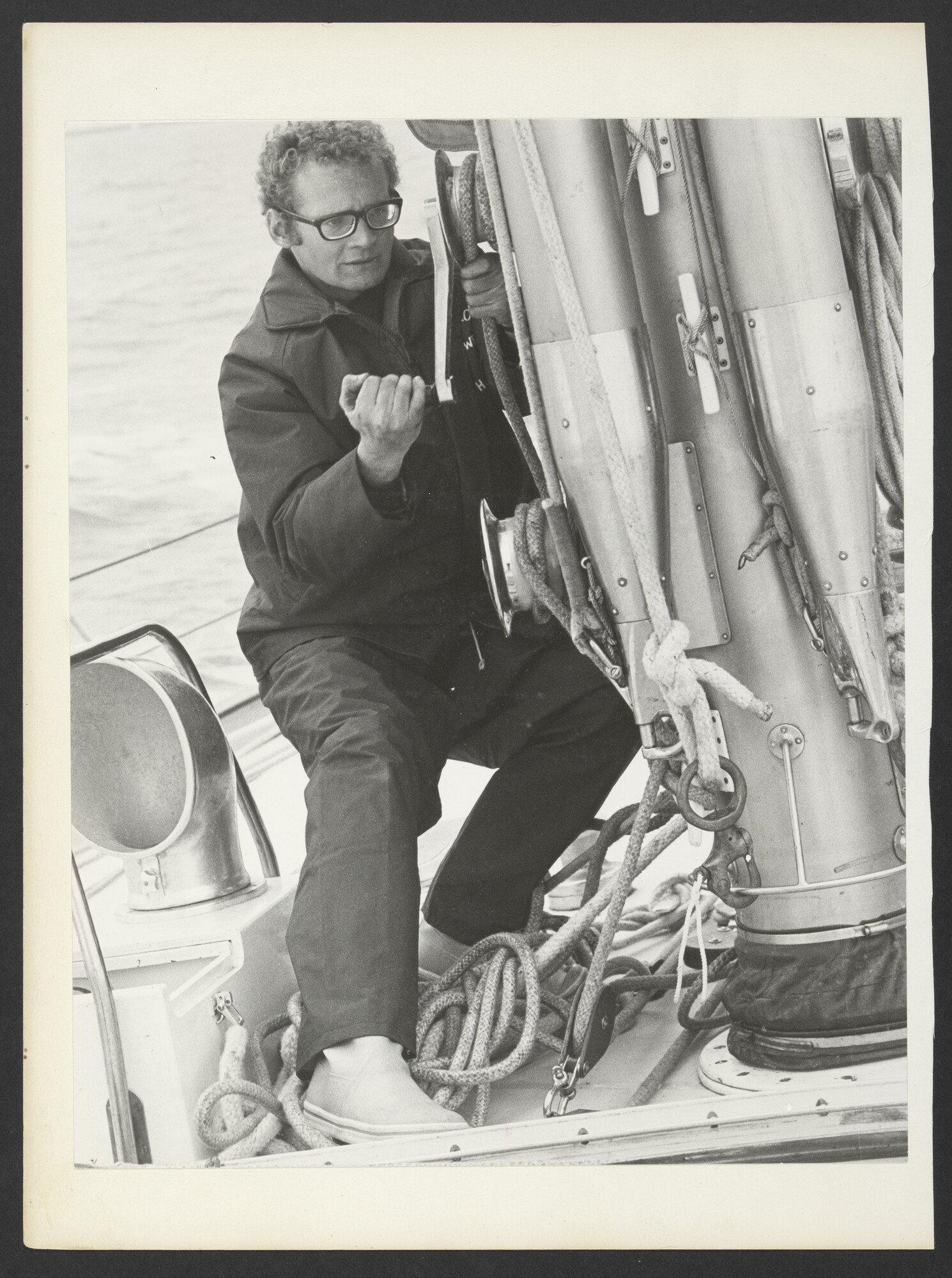 2025.0267; Zwart-wit foto van Gerard Dijkstra aan boord van oceaanracer Second Life tijdens de Observer Single-Handed Trans-Atlantic Race 1972; foto