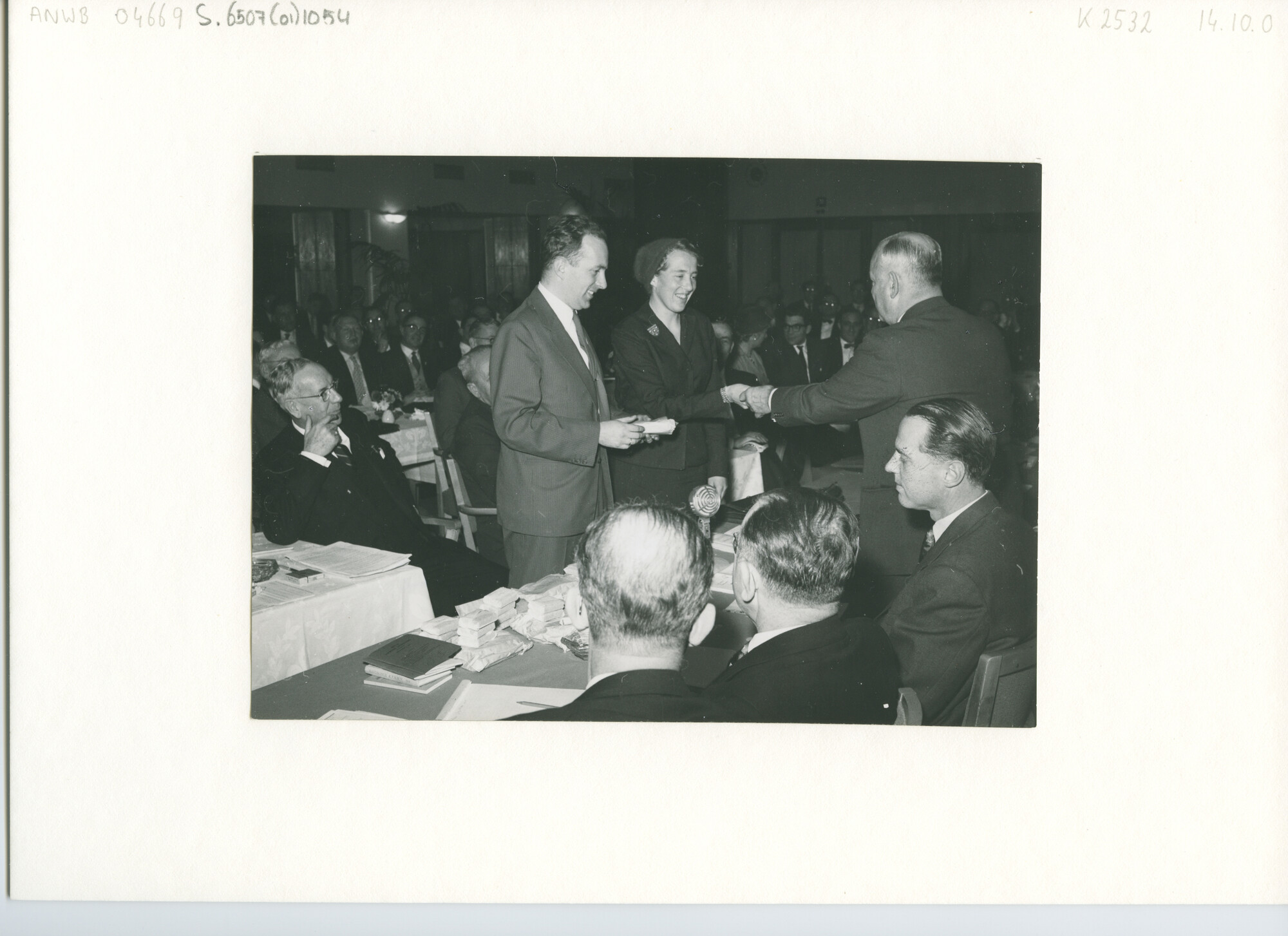 S.6507(01)1054; Tijdens de jaarlijkse algemene ledenvergadering 1957 van de KVNWV reikt [...]; foto