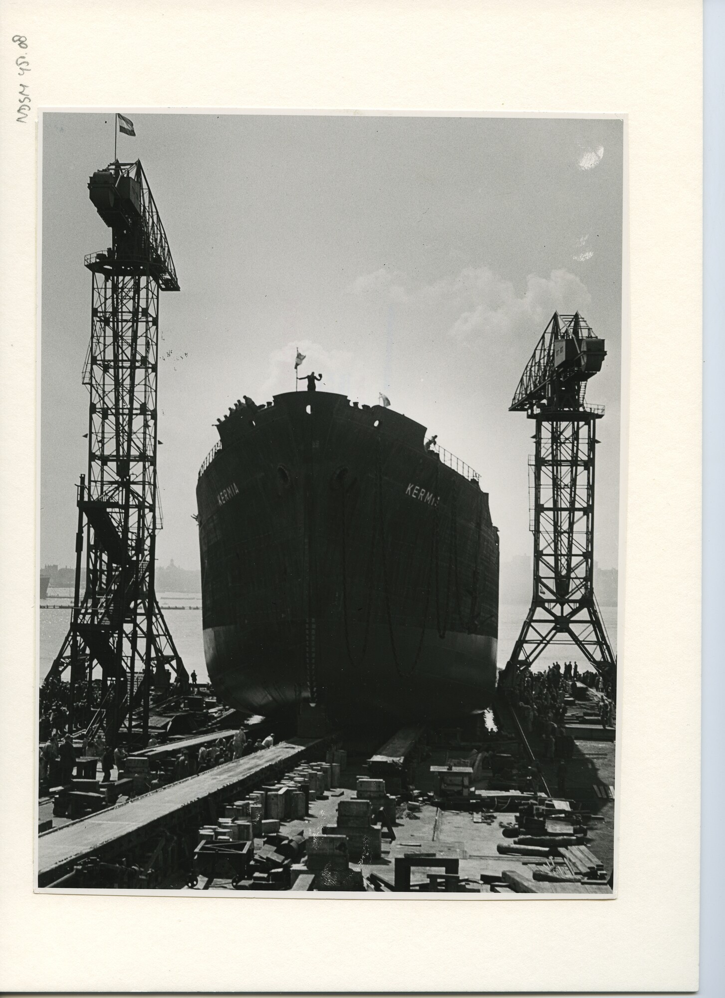 S.5444(2345)4; Foto van de tewaterlating en doop van de tanker ss. Kermia ; foto