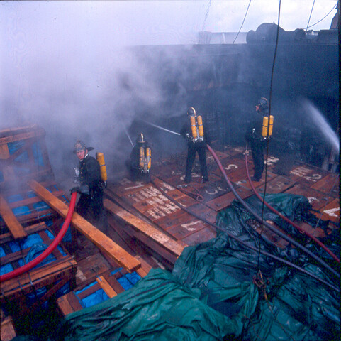 S.9100(6674); Dia brand aan boord van het Indonesische vrachtschip ms. 'Gempita' van de Gesuri Lloyd; diapositief