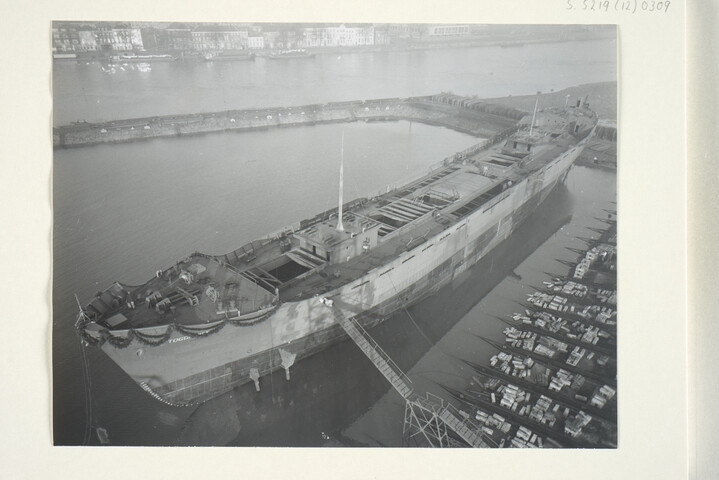 S.5219(12)0309; Kleurenfoto's van de doop van het vrachtschip ms. 'Togokust' op de dwarshelling van de ASM; fotoreportage
