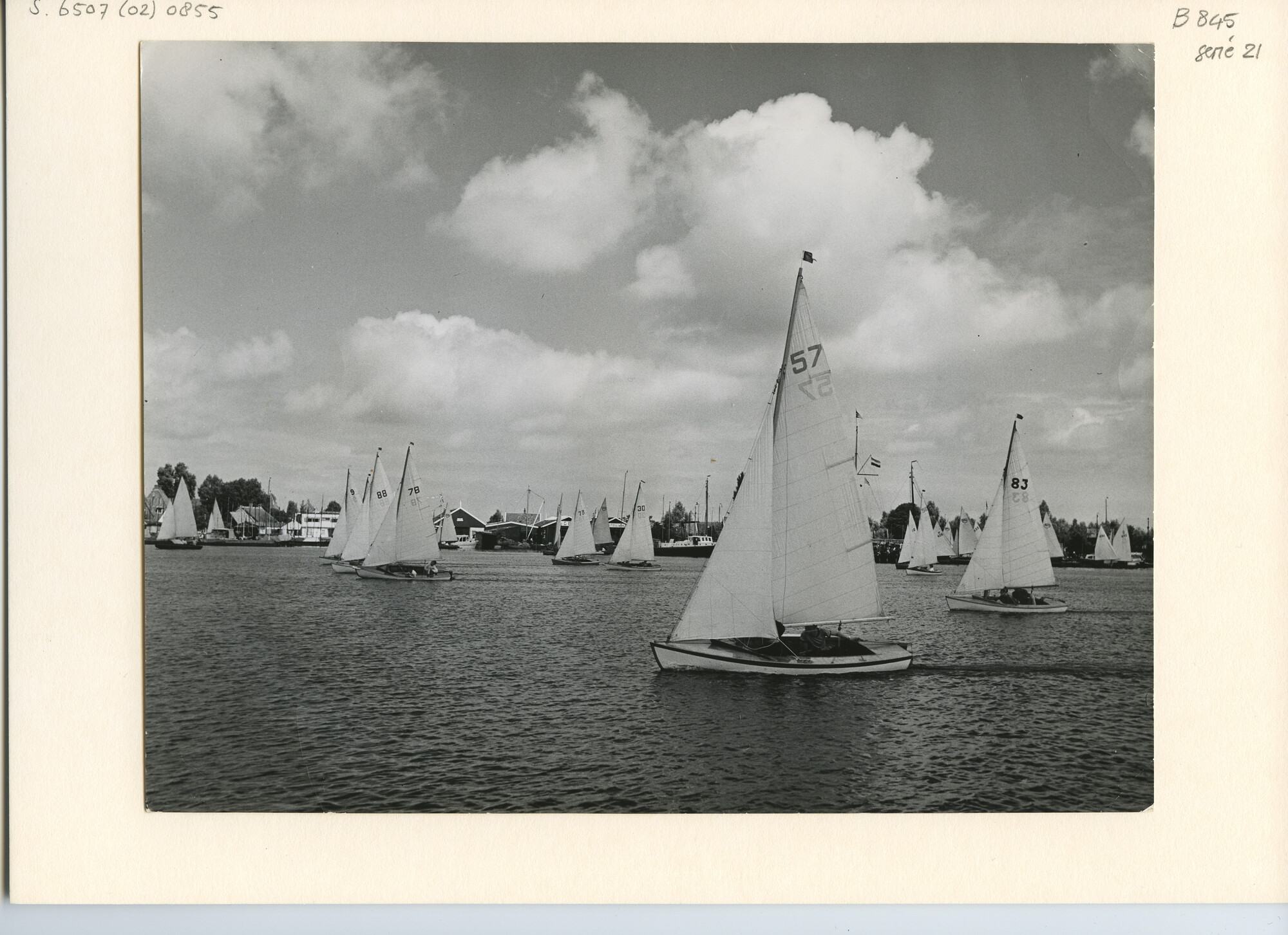 S.6507(02)0855.02; Zwart-wit foto van de Hollandweek I 1952: de Jeugdklasse op de Loosdrechtse Plassen; foto