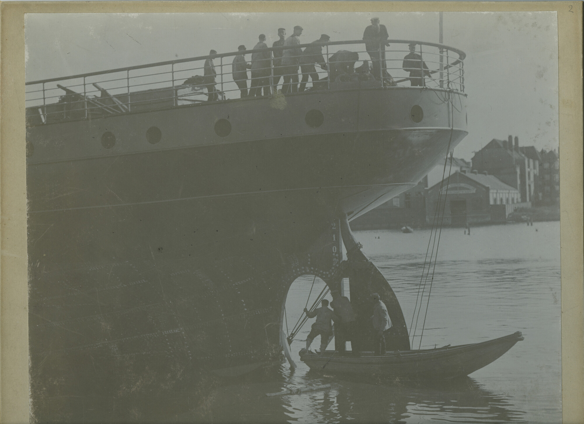 S.5444(0109)2; Foto van de tewaterlating van het vracht- en passagiersschip ss. Van Riemsdijk; foto