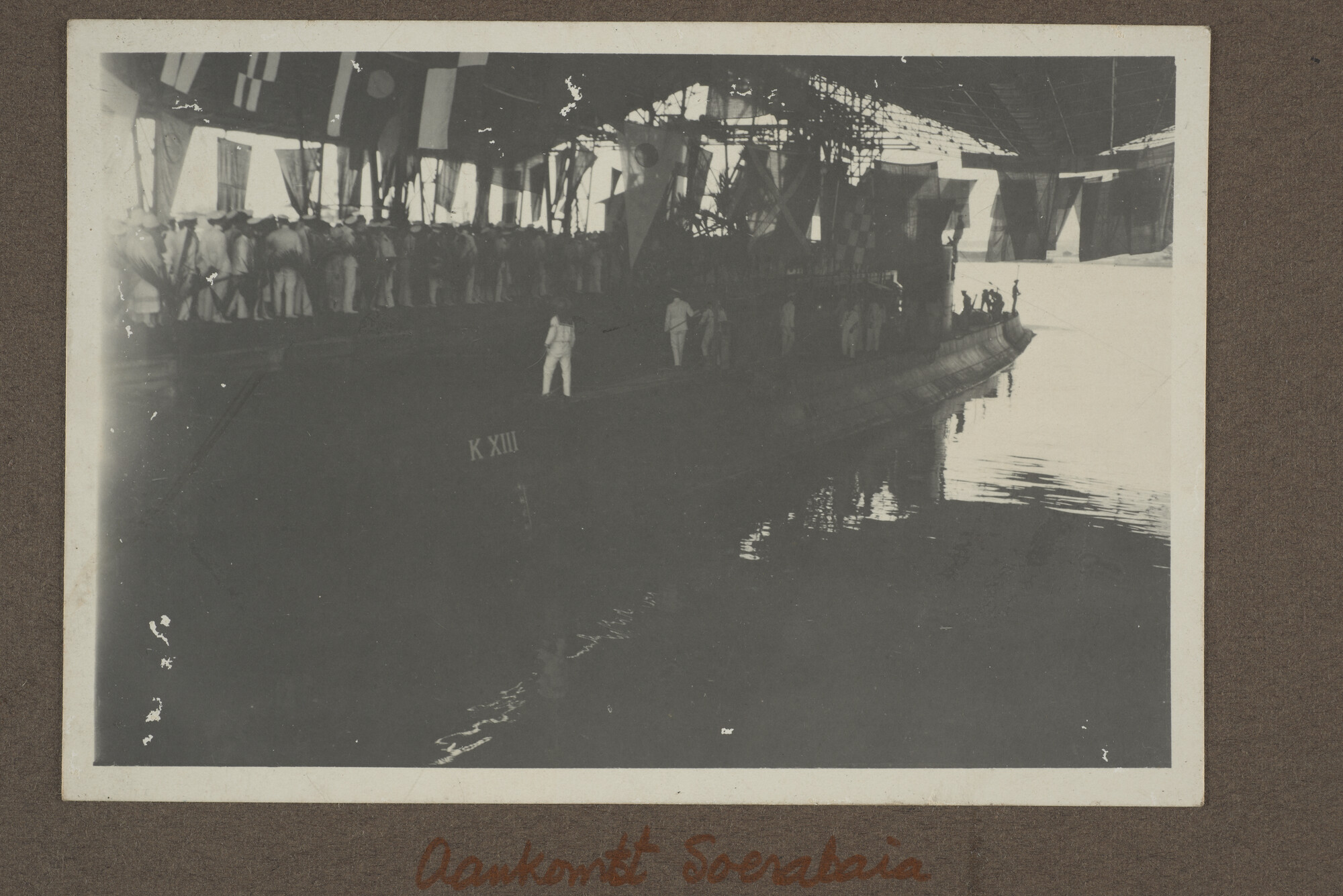 1994.2053; Negen losse bladen uit een album met fotos van de onderzeeboot Hr.Ms. K [...]; fotoreportage