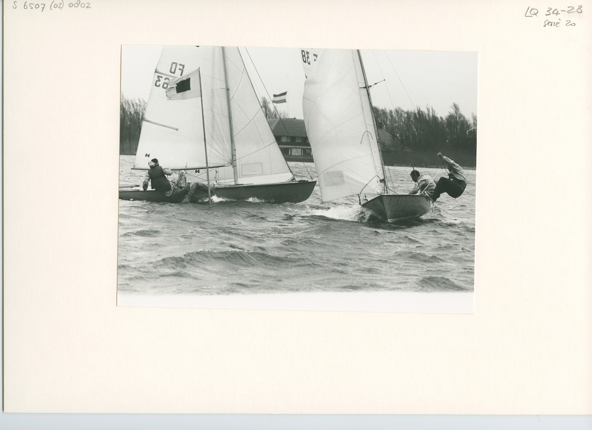 S.6507(02)0802.02; Zwart-wit foto van de FD-klasse op de Loosdrechtse Plassen tijdens een winderig [...]; foto