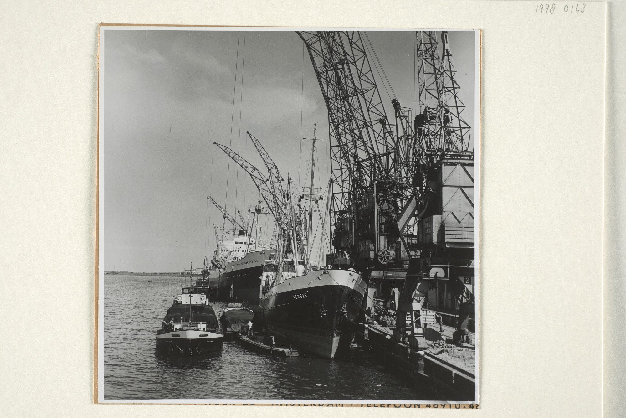 1998.0143; Bedrijvigheid op de Surinamekade in Amsterdam, voorjaar 1958; foto