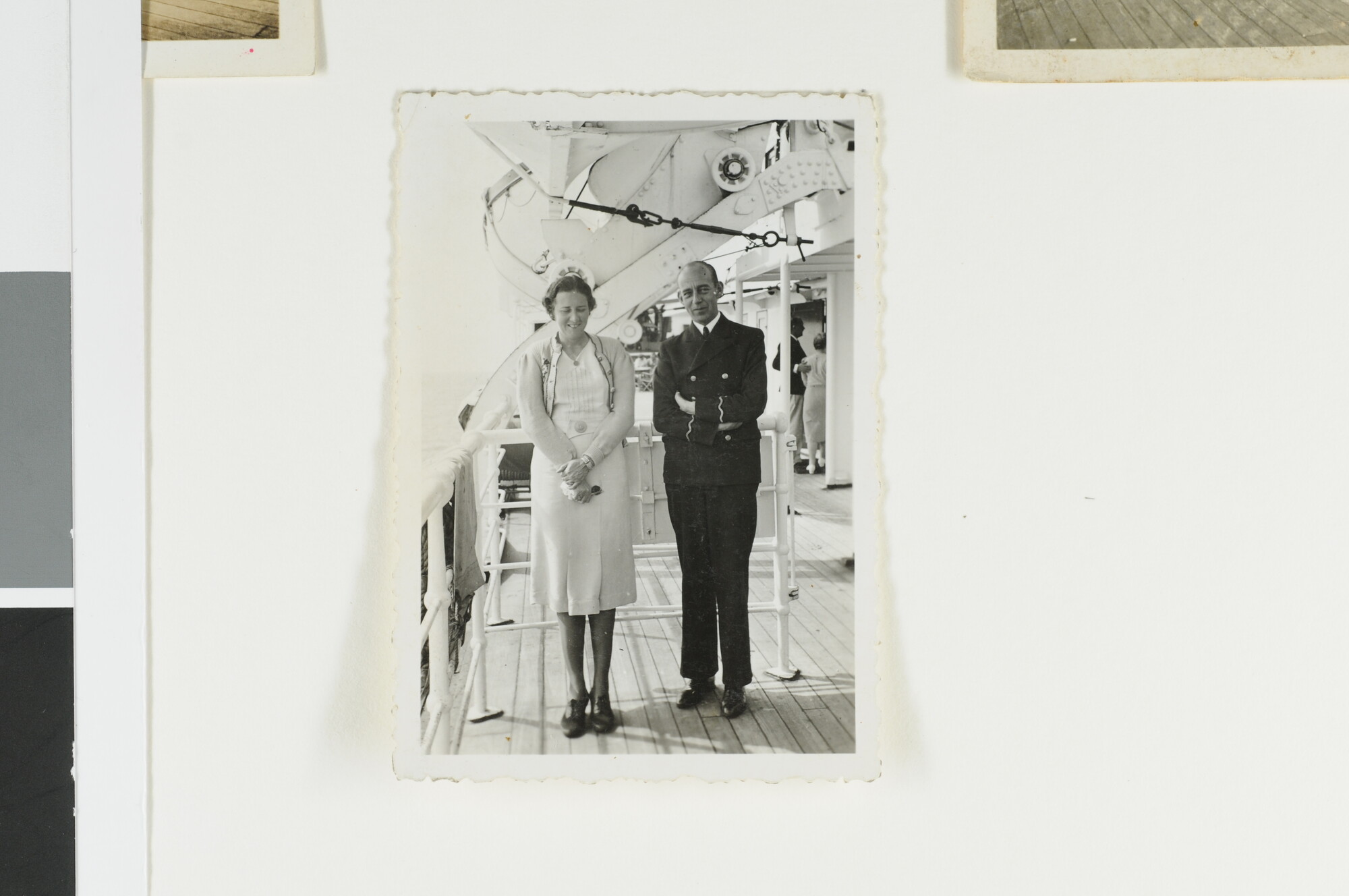 S.5548(108)12; Marconist J.D. van Schooten poseert op het sloependek met mevrouw Burger a/b ms. Marnix van Sint Aldegonde van de SMN; foto