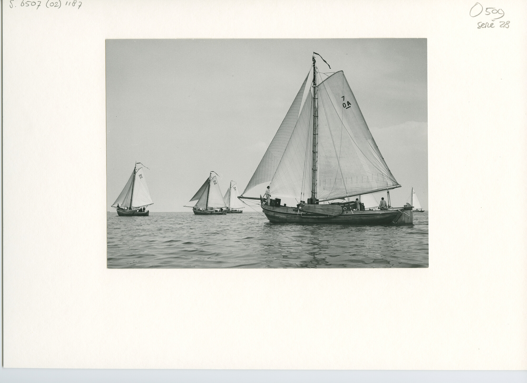S.6507(02)1187.01; Zwart-wit foto van botters tijdens een nachtwedstrijd van de KNZ&RV; foto