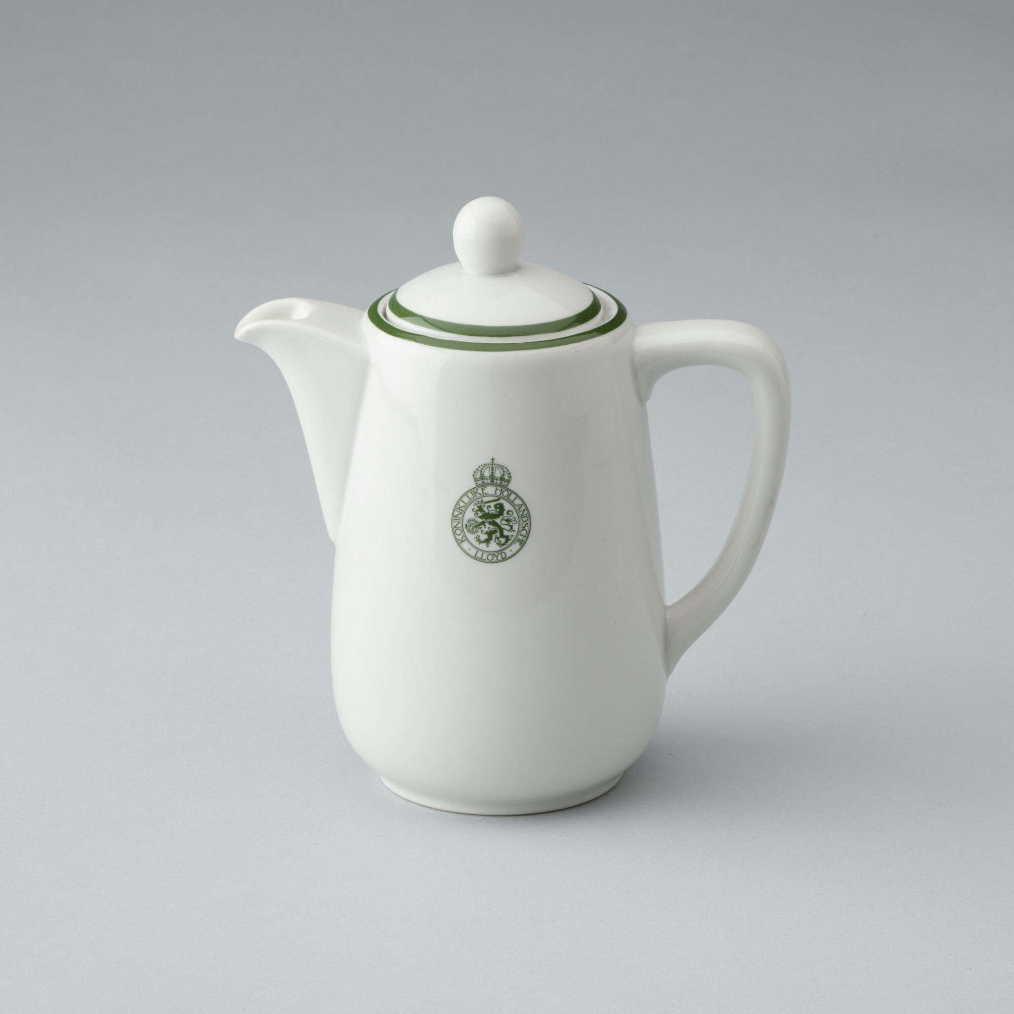 S.6483(2085); Koffiepot van porselein, klein model, met het logo van de Koninklijke Hollandsche Lloyd; koffiepot