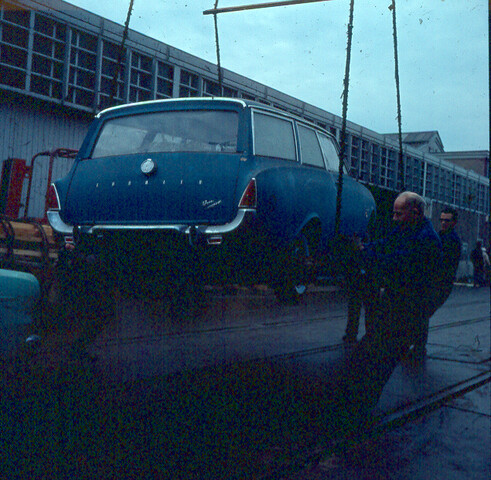 S.9100(1066); Dia van een Ford Taunus hangend aan touwen boven de Sumatrakade te Amsterdam.; diapositief