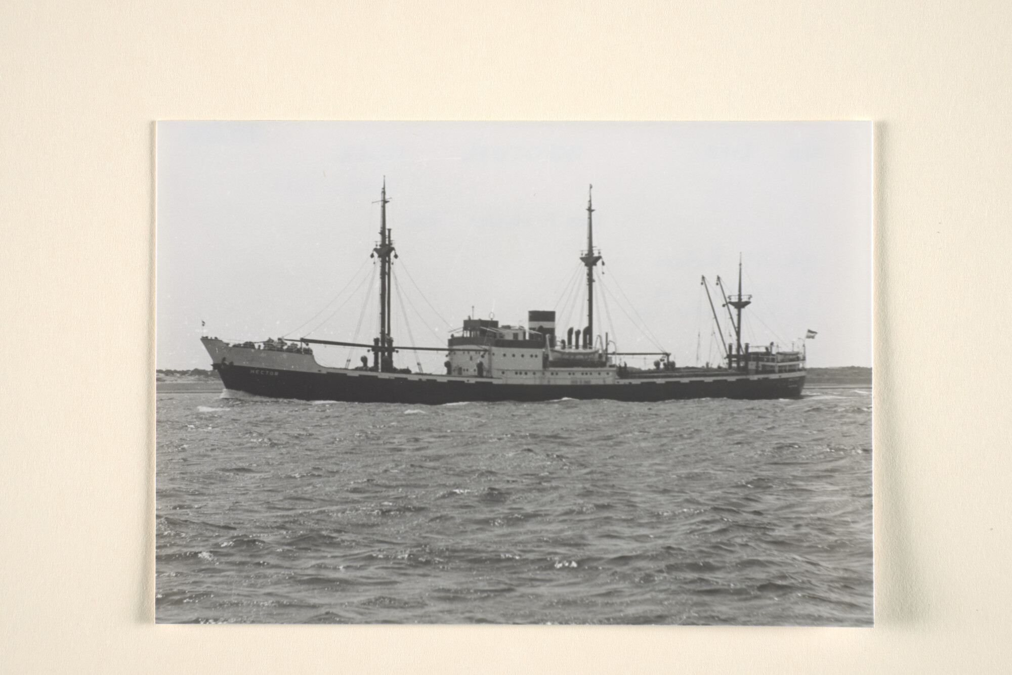 1995.6815; Het vrachtschip ms. Hector van de KNSM; foto