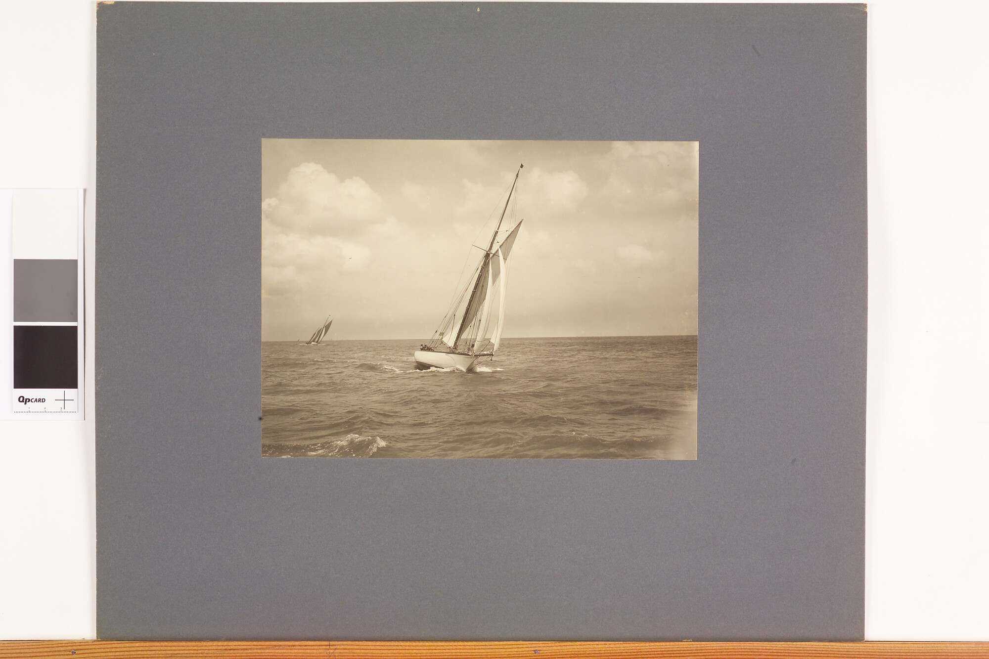 1993.1593; Map aangeboden aan de havencommissaris van de Zeilvereeniging Het Y [...]; fotoreportage