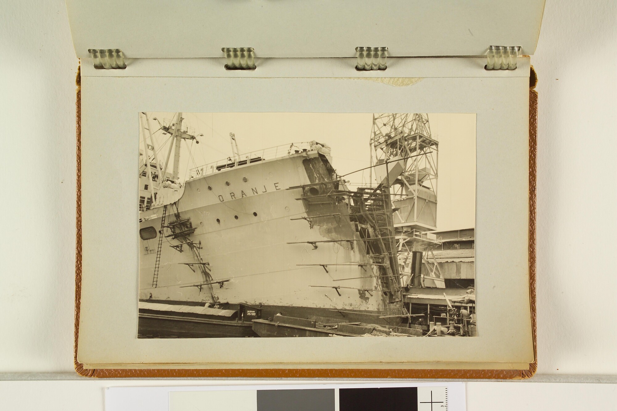 2005.2371; Fotoalbum van de Oranje, na de aanvaring in 1953 met de Willem Ruys; fotoalbum