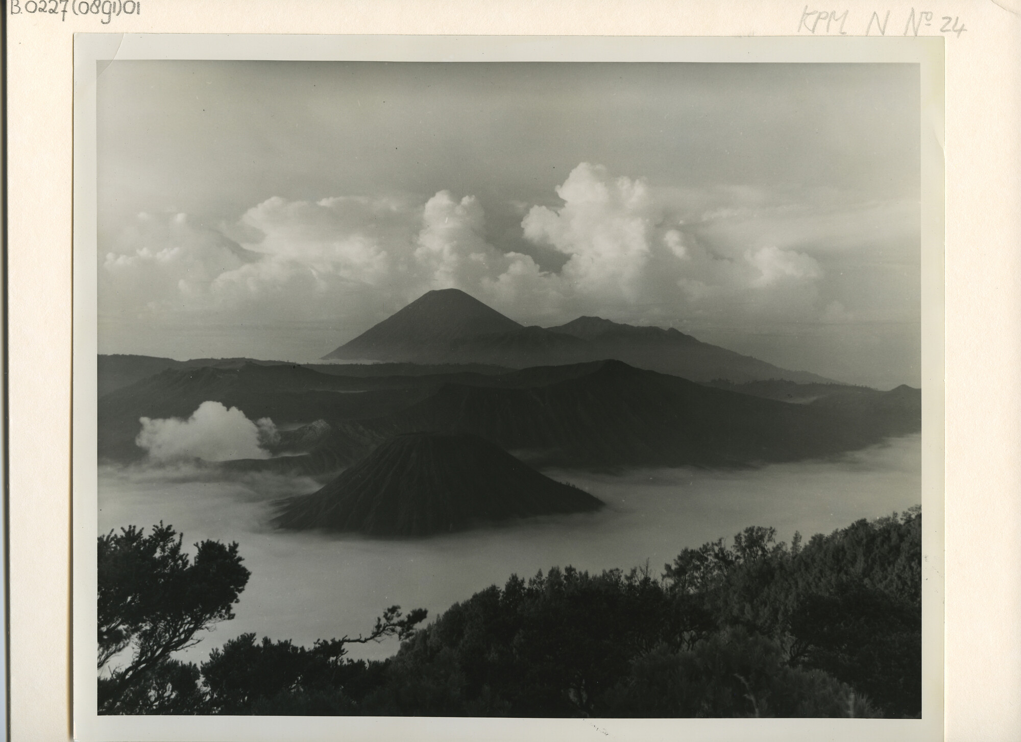 B.0227(0891)01; Landschapsfoto van de vulkaan Bromo (2295 meter hoogte) en omgeving; foto