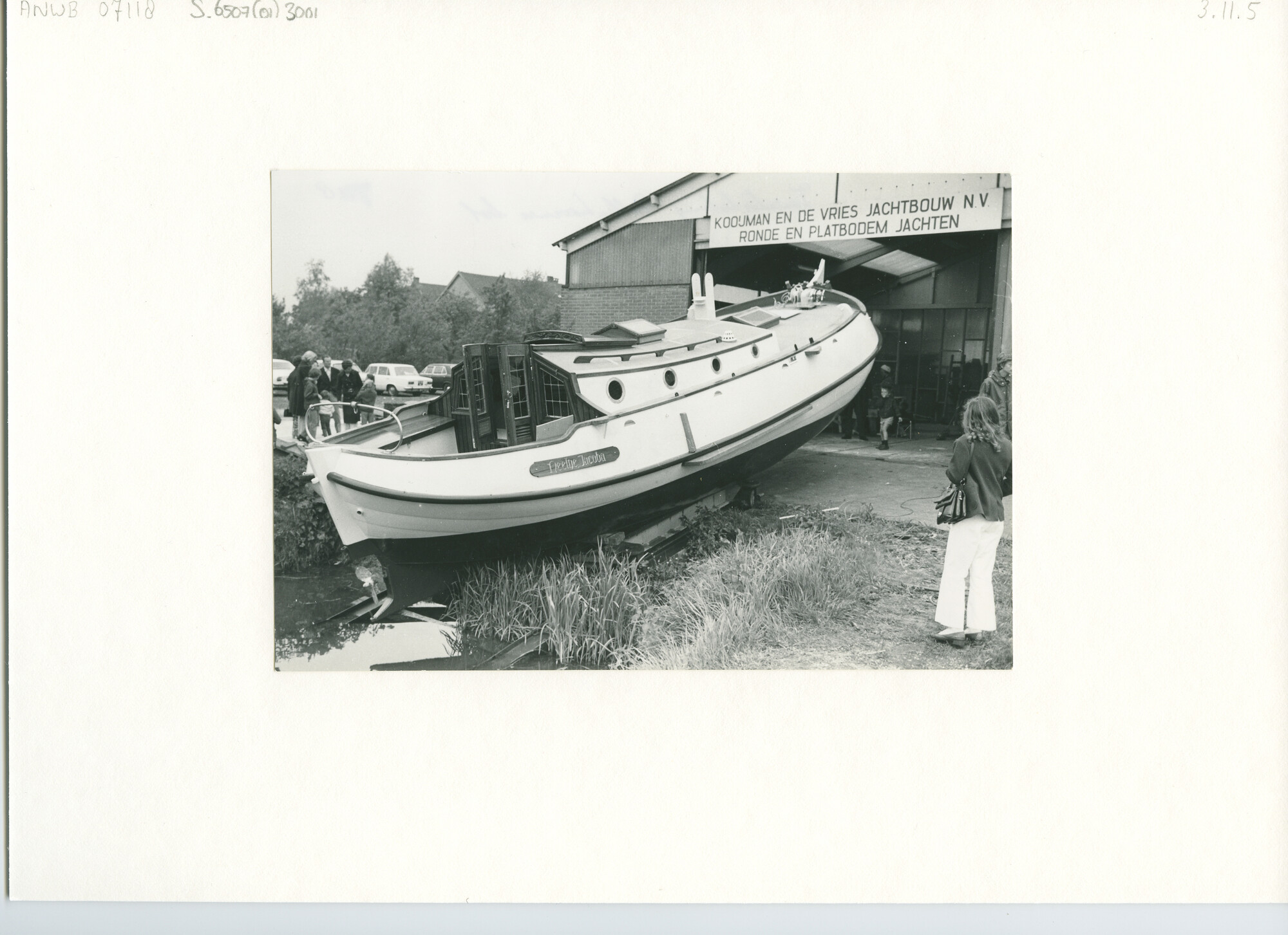 S.6507(01)3001; Tewaterlating van de witgeschilderde stalen Lemsteraak Neeltje Jacoba bij de werf Kooijman & de Vries te Deil; foto