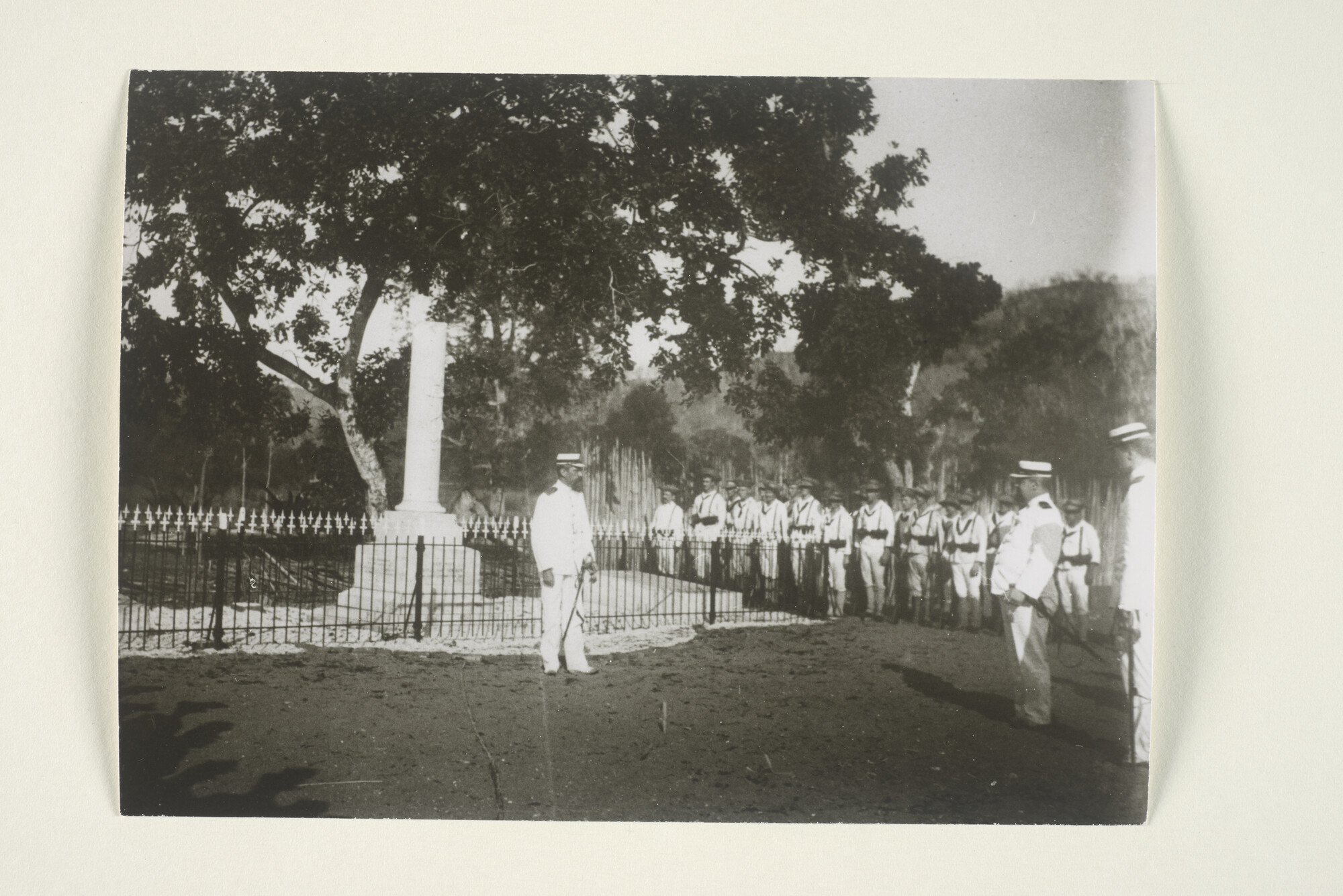 1999.1689; Reportage van de algemene vergadering, rust en zwempartij van de landingsdivisie te Ampenan (Lombok) in mei 1912; fotoreportage