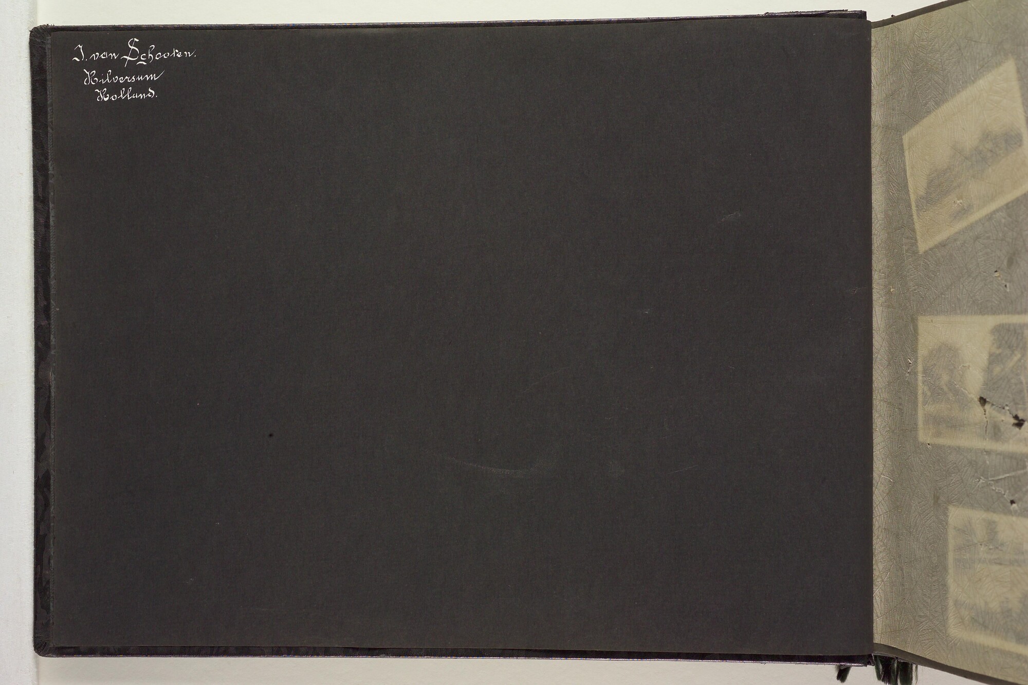 S.5548(091); Persoonlijk album van J.D. van Schooten met foto's aan boord van het ss. Tjikini; fotoalbum