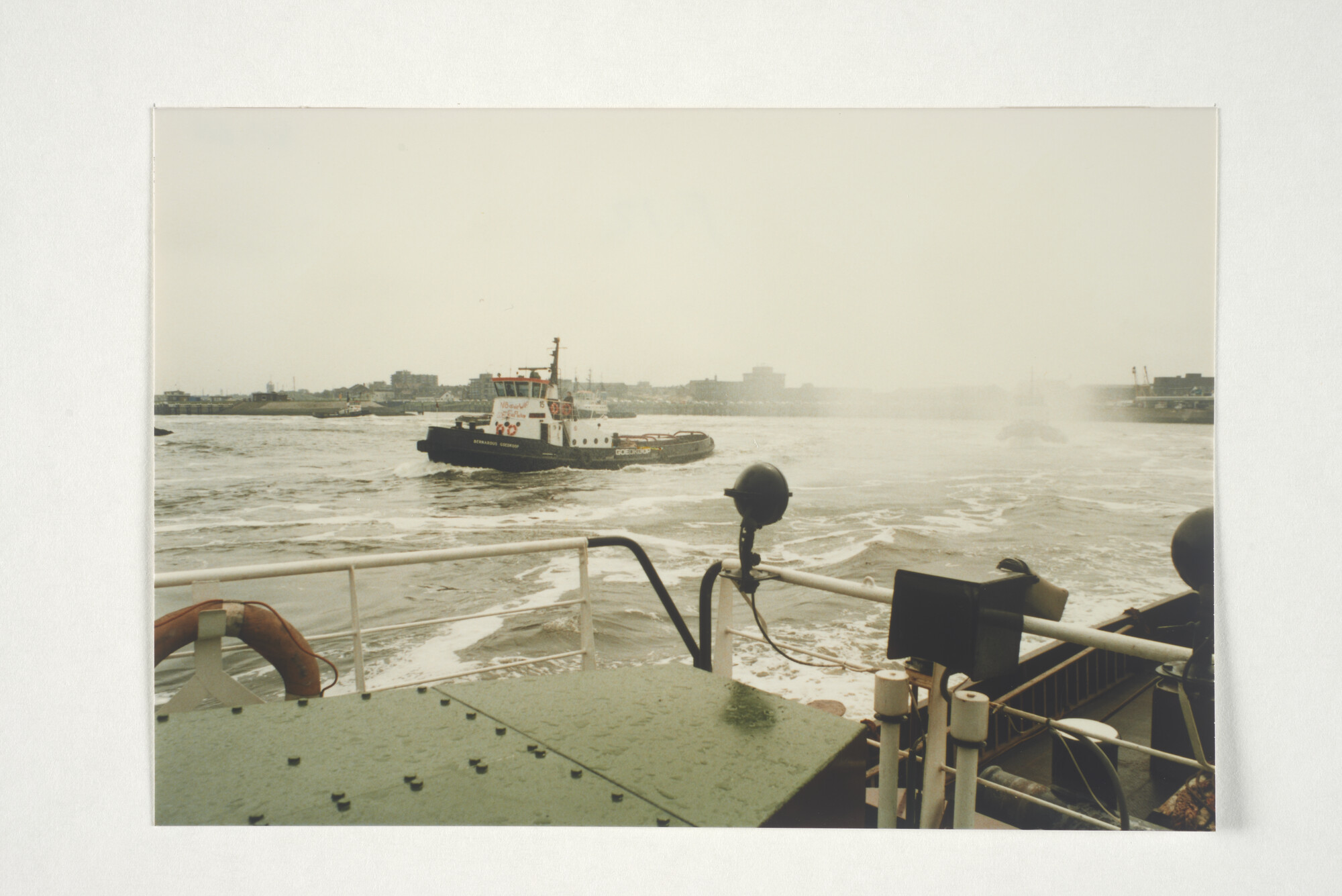2001.1688; Passage van de sluis in IJmuiden en protest voor de sluizen tijdens de [...]; fotoreportage