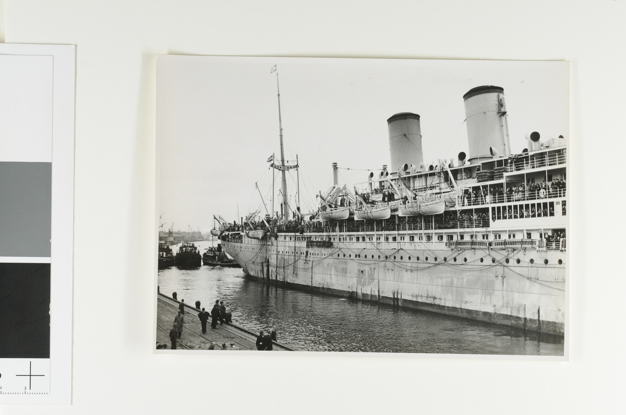 S.5565 [0901]; De terugkeer van het tot troepentransportschip omgebouwde passagiersschip Nieuw Holland; foto