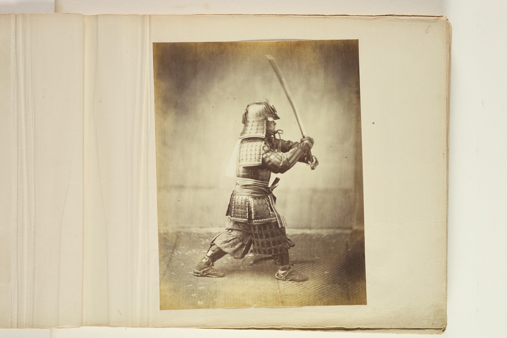 S.3628(02); Album nr. 1 uit een serie van drie van de Nederlandse consul in Japan Dirk de Graeff van Polsbroek; fotoalbum