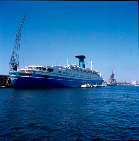 S.9100(7020); Dia van het Italiaanse cruiseschip Angelino Lauro (ex- Oranje van de SMN) afgemeerd bij de PTA in Amsterdam; diapositief