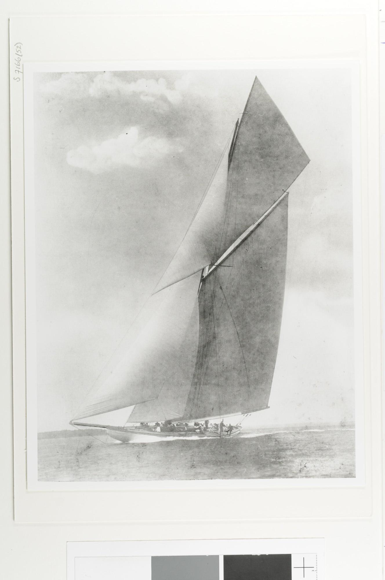 S.7166(52); Het zeiljacht 'Shamrock 1' [reproductiefoto]; foto