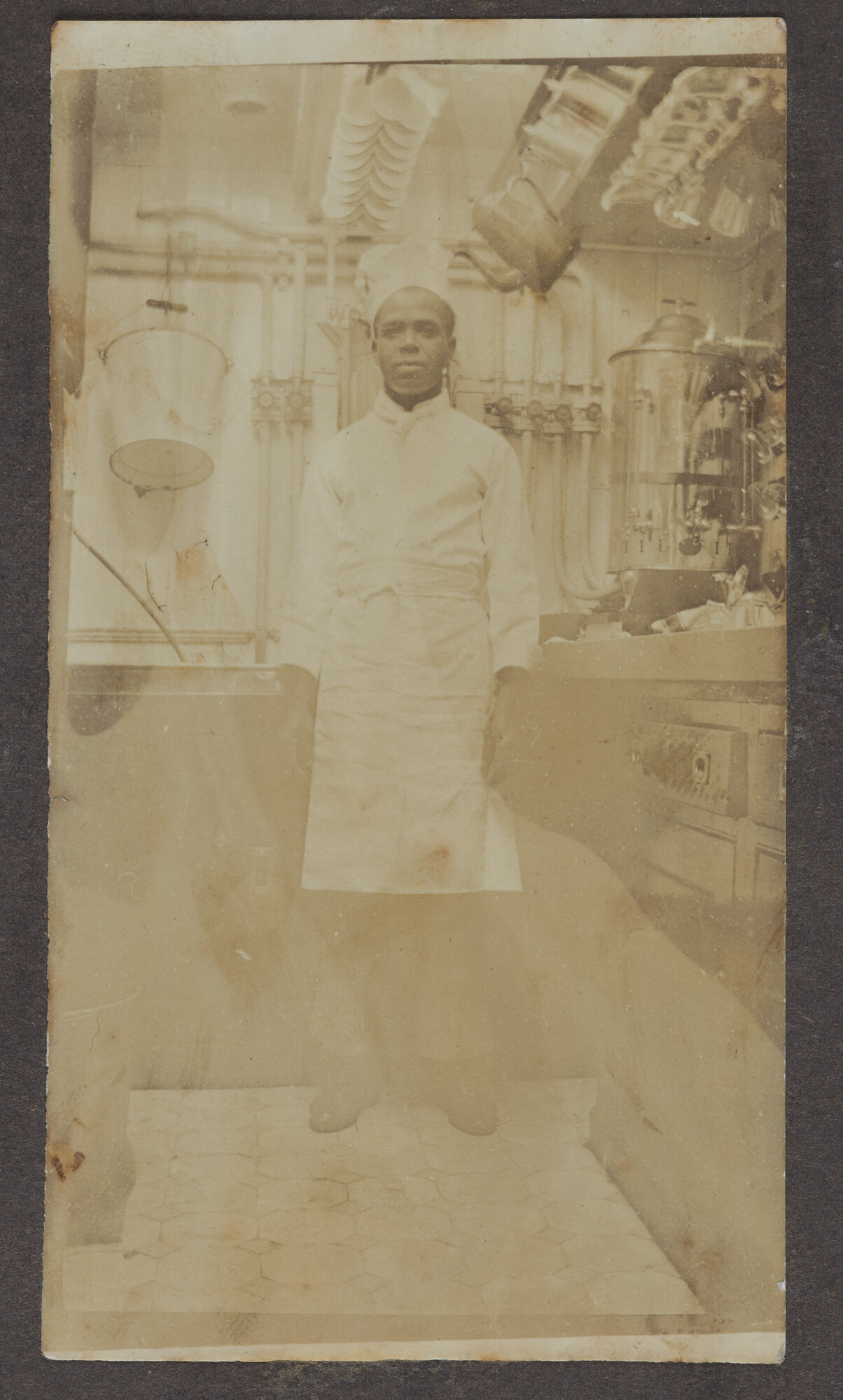2019.0670; Album met foto's gemaakt aan boord van diverse schepen van de KNSM van kelner Gerhardus Pieter Jansen; fotoalbum