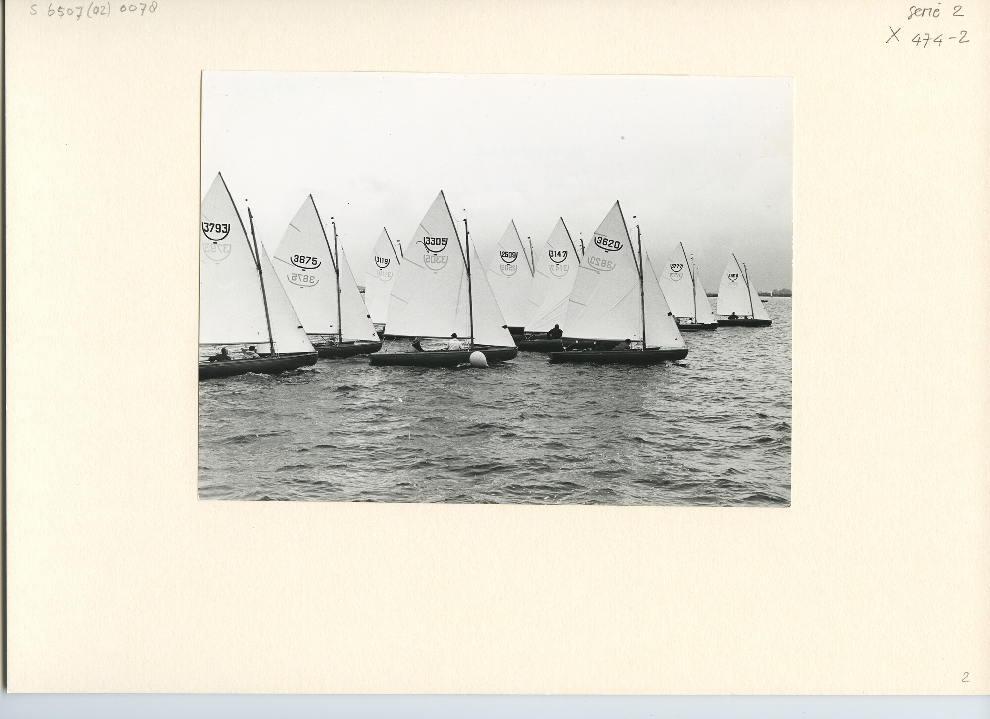 S.6507(02)0078.04; Zwart-wit foto van de start van de 16m² klasse groep 1 op het Sneekermeer, tijdens het Nederlands Kampioenschap 1969; foto