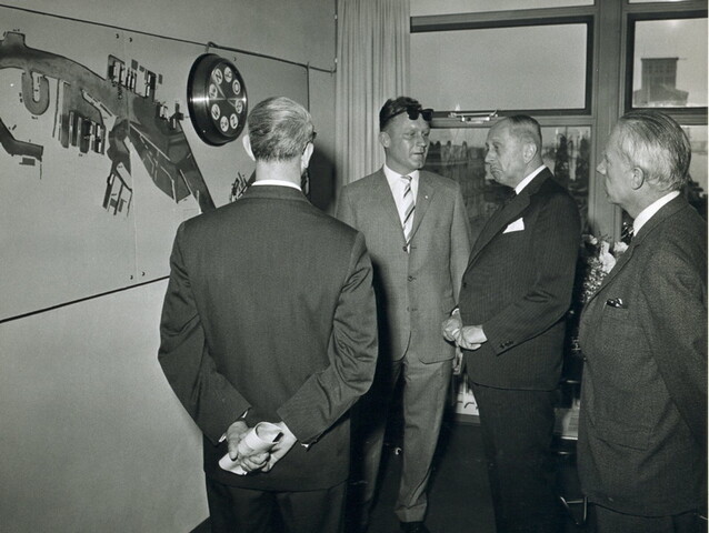 2001.1753; Foto's van de in gebruikneming van het hoofdkantoor van Reederij v/h Gebroeders Goedkoop aan de Westerdoksdijk 40 te Amsterdam in april 1962 [...]; fotoreportage