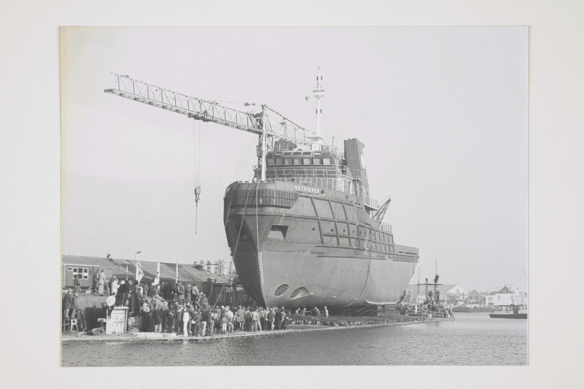 2000.1879; De sleepboot ms. 'Retriever' van Larine Inc (Heerema Marine Constructors, Panama) tijdens de afbouw bij de scheepswerf van Niestern-Sander te Delfzijl, 1982; foto