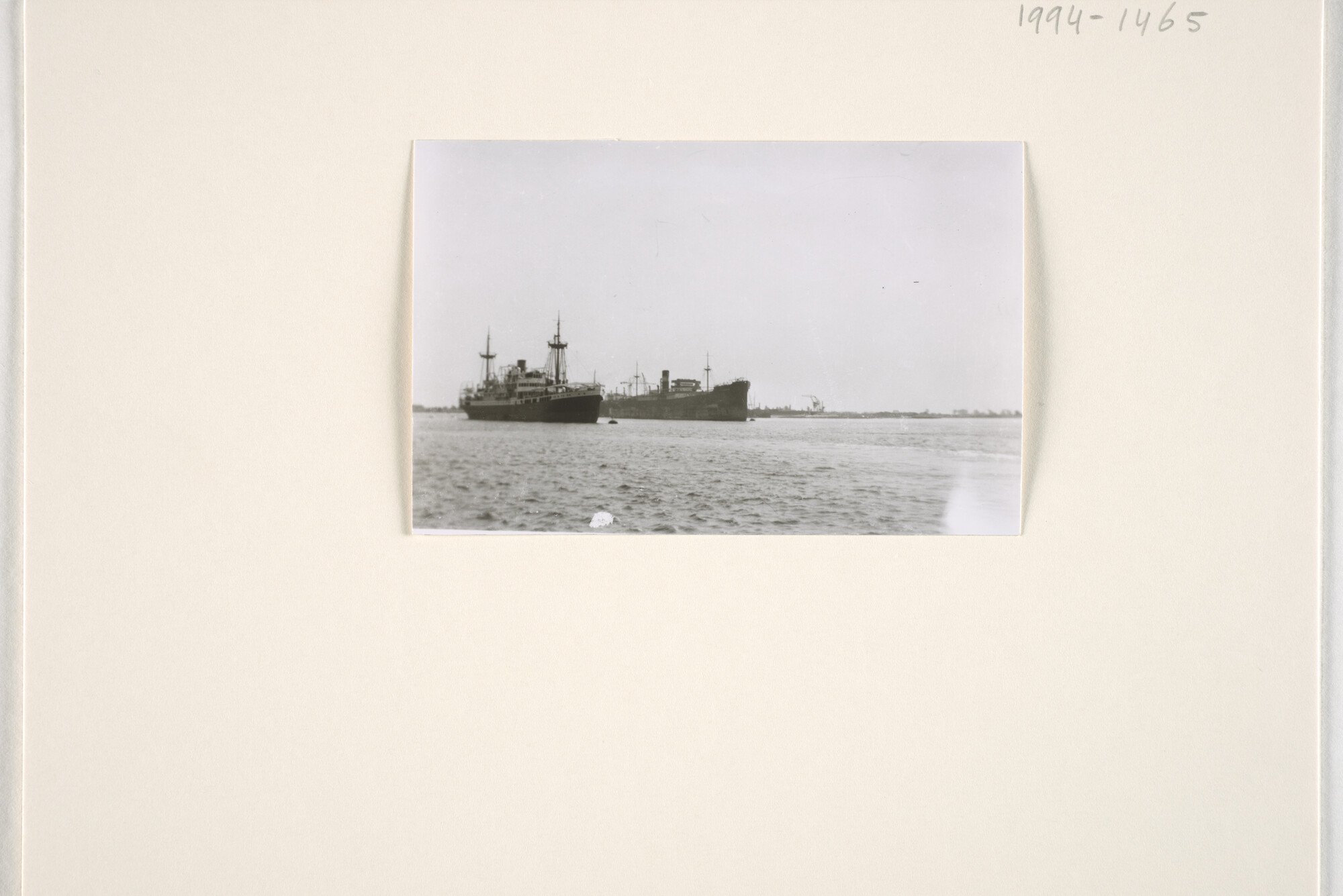 1994.1465; Het ms. 'Kalabahi' gezien in de Westhaven te Rotterdam; foto