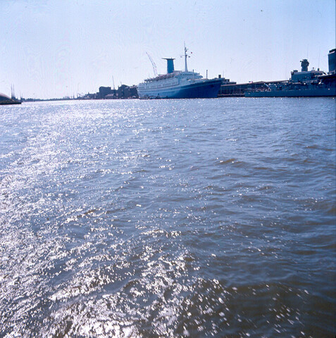 S.9100(7012); Dia van het Italiaanse cruiseschip Angelino Lauro (ex- Oranje van de SMN) afgemeerd bij de PTA in Amsterdam; diapositief
