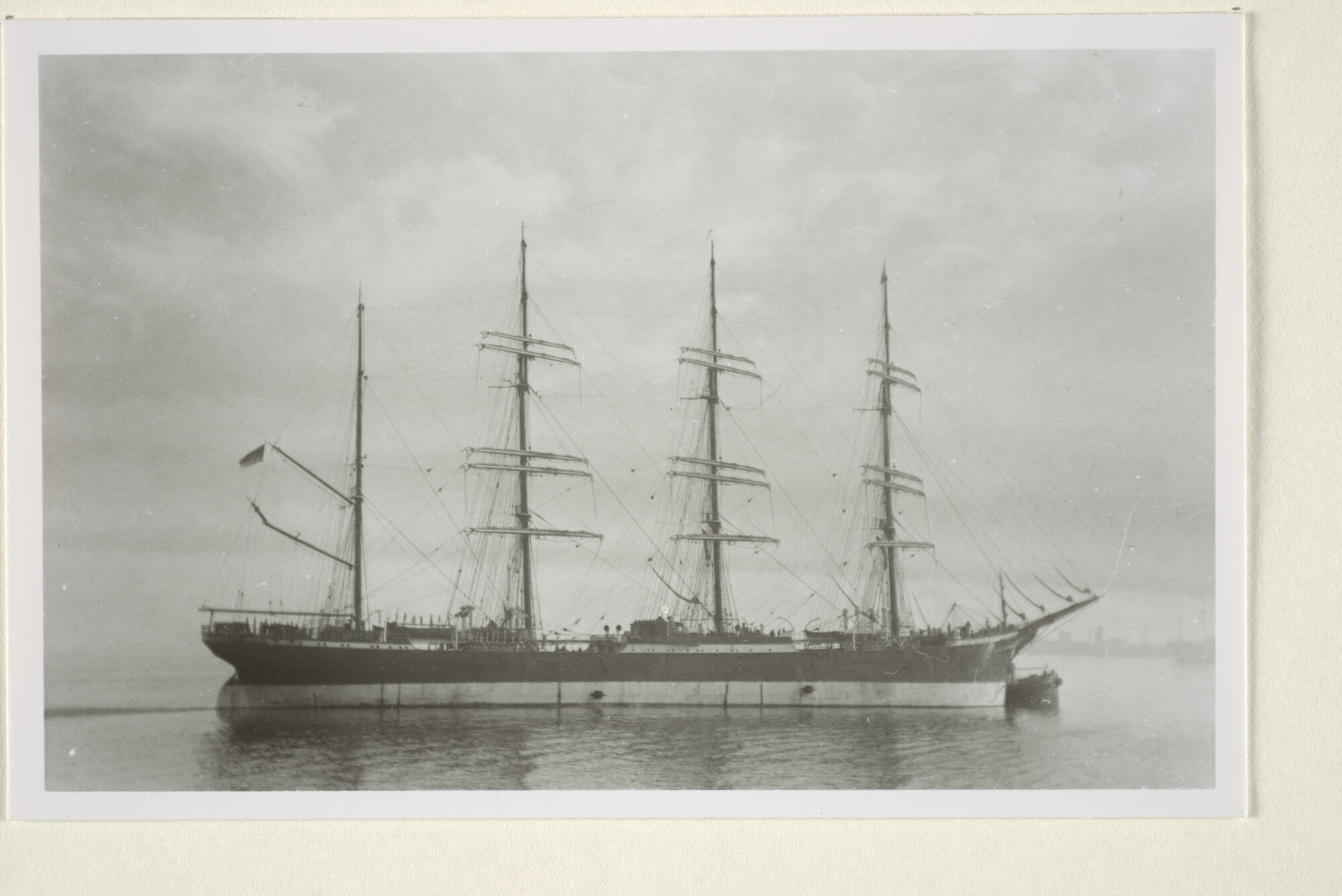 1997.1948; De Duitse 4-mast bark 'Pamir' van rederij F. Laiesz uit Hamburg klaar om de Rio Plata op te varen, omstreeks 1957; foto