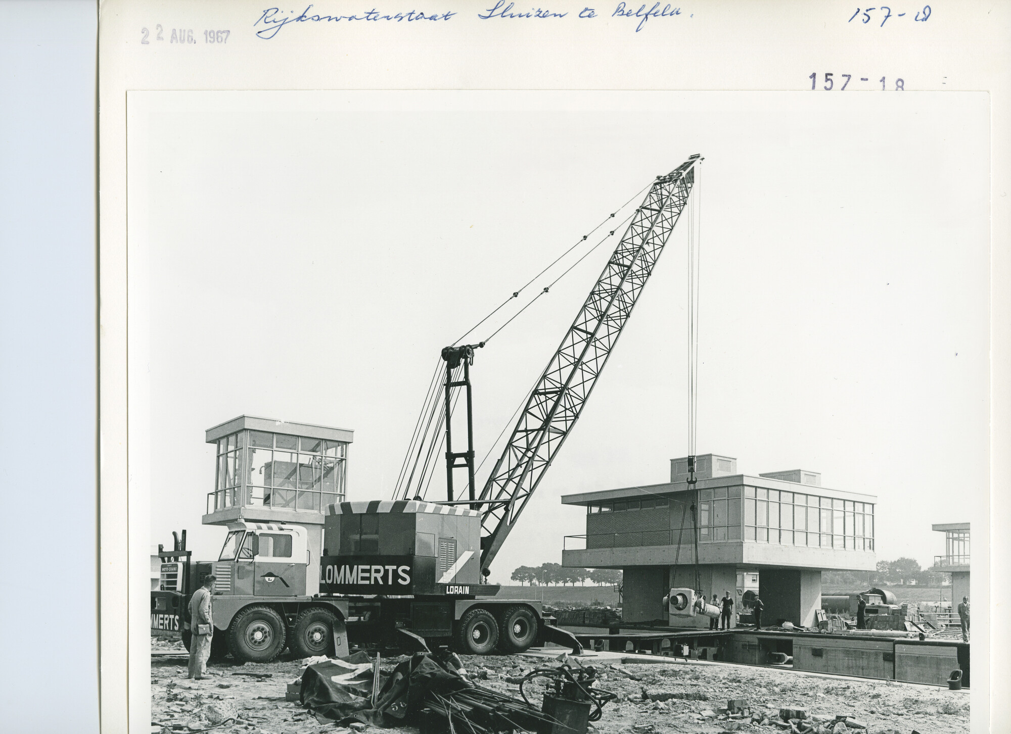 S.5444(4775)01; Foto van de installatie van de hydraulische deurbeweging voor de sluizen bij Belfeld; foto