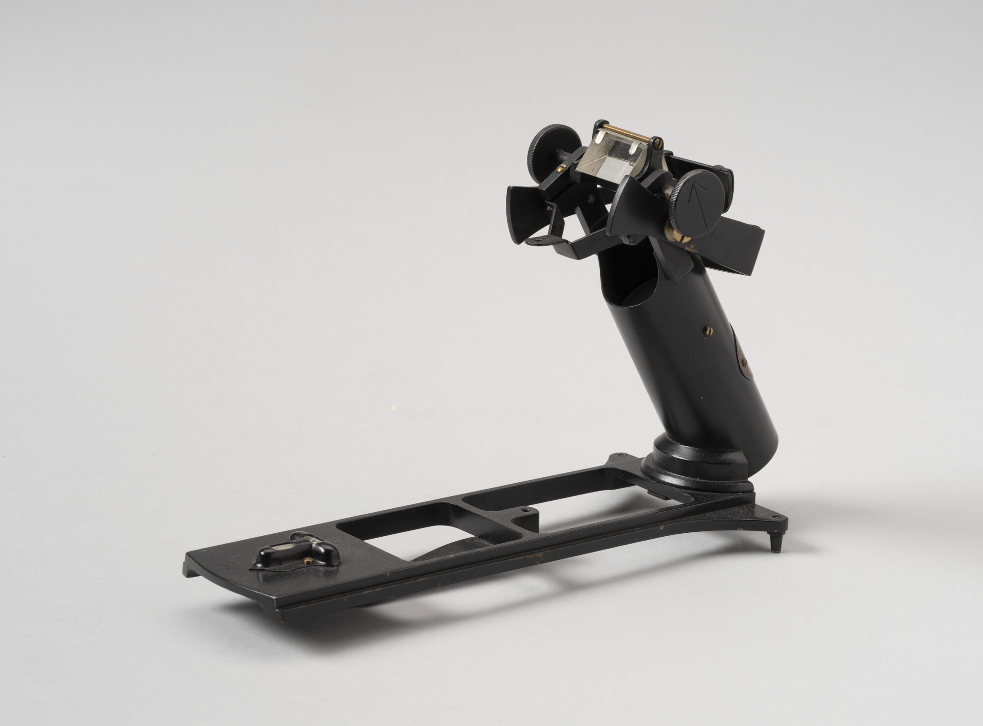 2005.2568; Peilinstrument c.q. azimuttoestel van de KNSM; peilinstrument