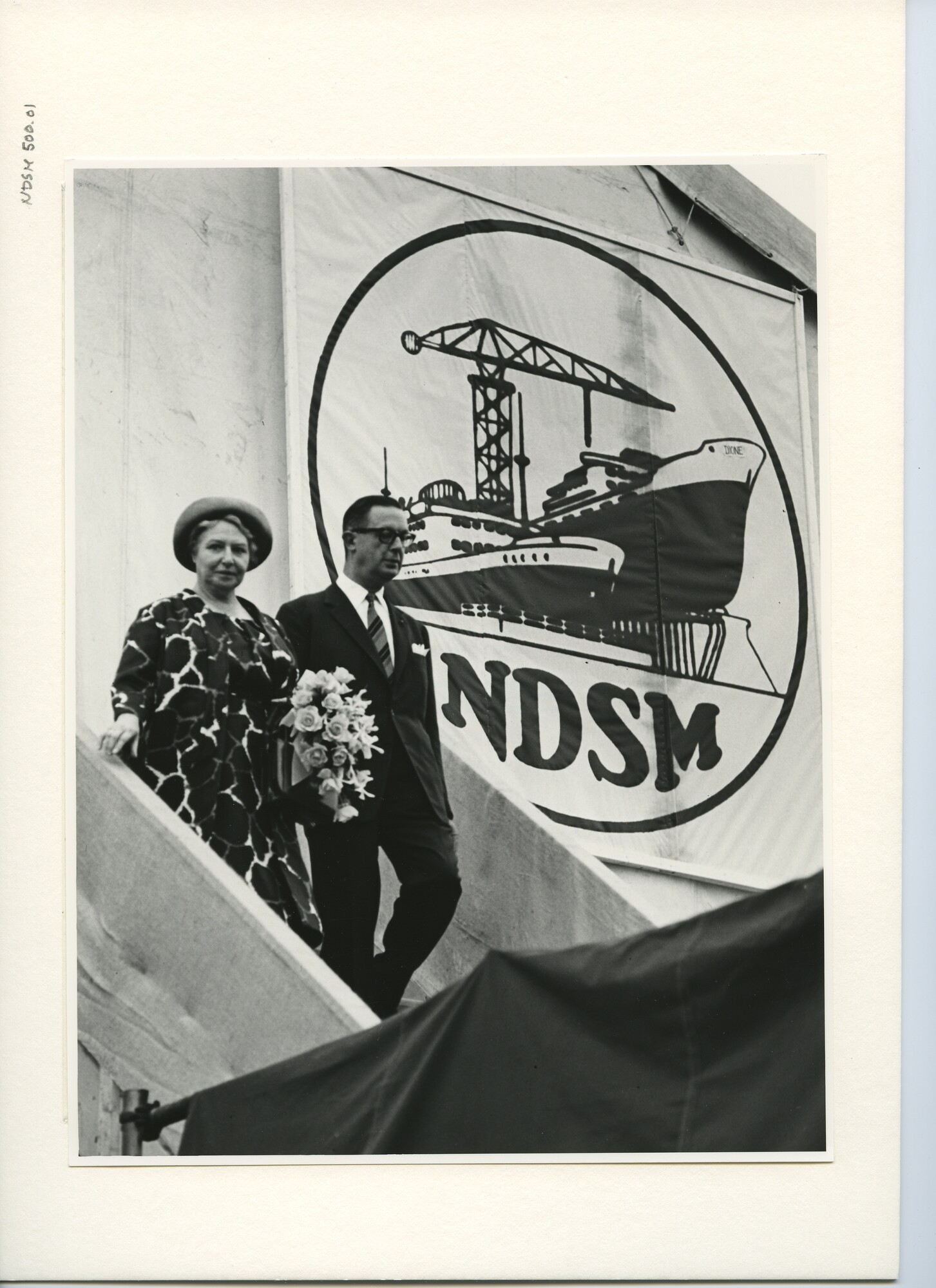 S.5444(2895)7; Foto van de tewaterlating van de tanker ts. Dione; foto