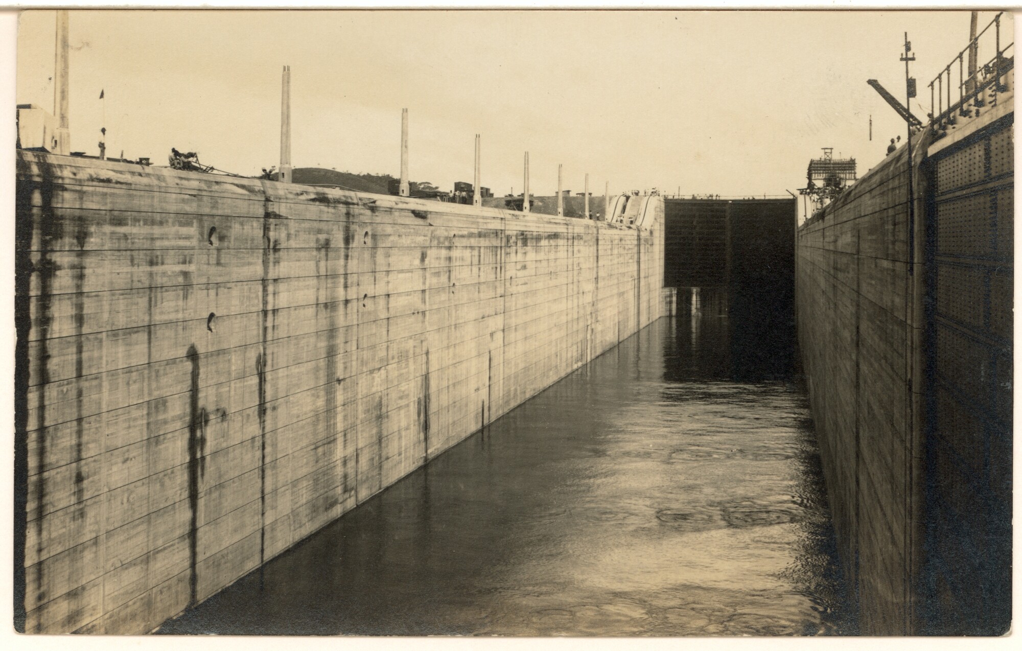 S.1422b(04); Foto's van het Panamakanaal: het vullen van de sluiskolk van de Gatunsluis; fotoreportage
