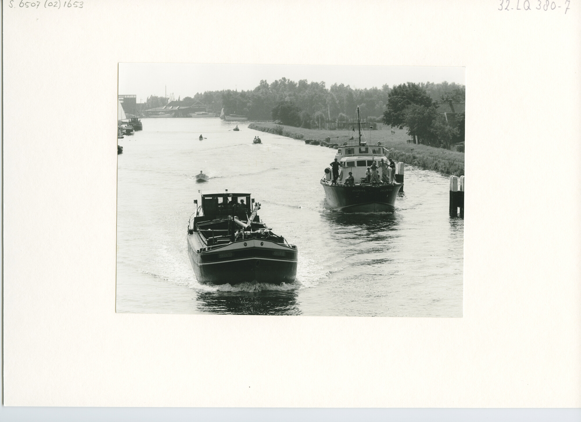S.6507(02)1653.03; Zwart-wit foto van de deelnemers aan de Pavillon d'Or gefotografeerd vanaf de brug [...]; foto