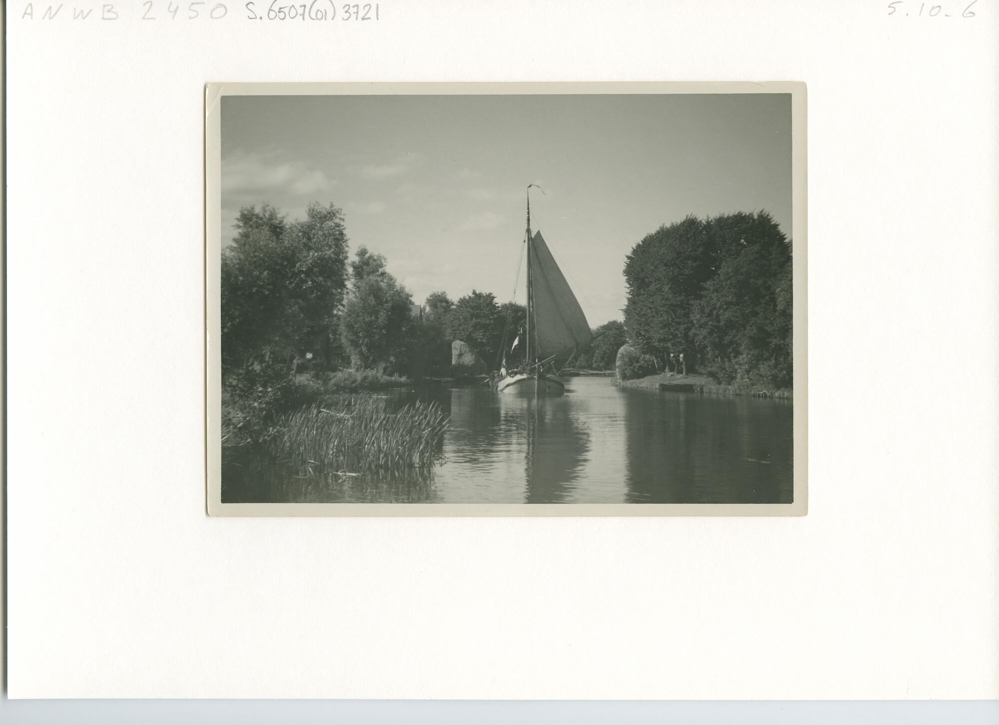 S.6507(01)3721; Een voor de wind zeilende tjalk over een vaart met bomen weerszij.; foto