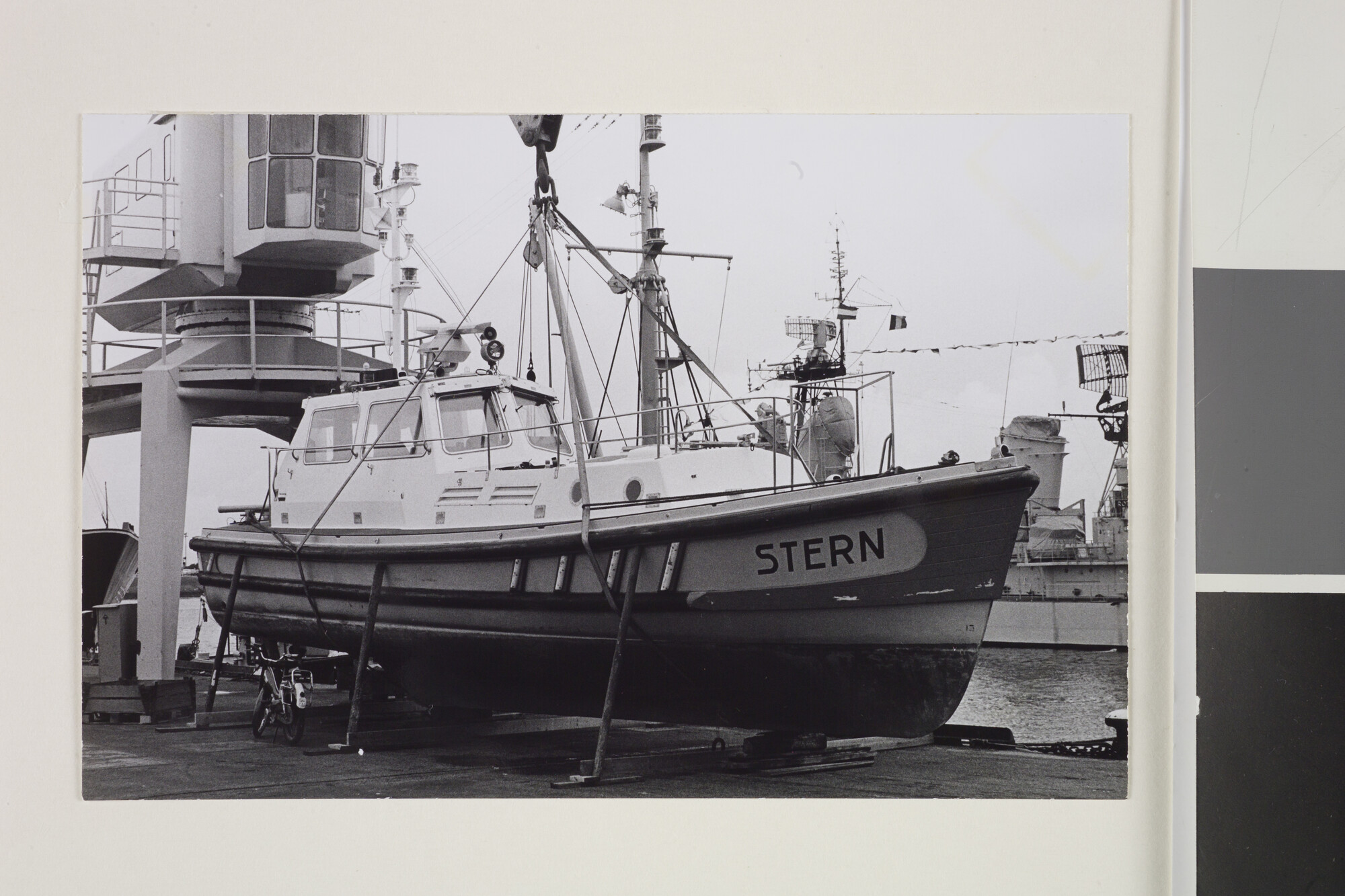 1993.1092; Redeafhaalboot Stern op de wal in de haven van Den Helder; foto