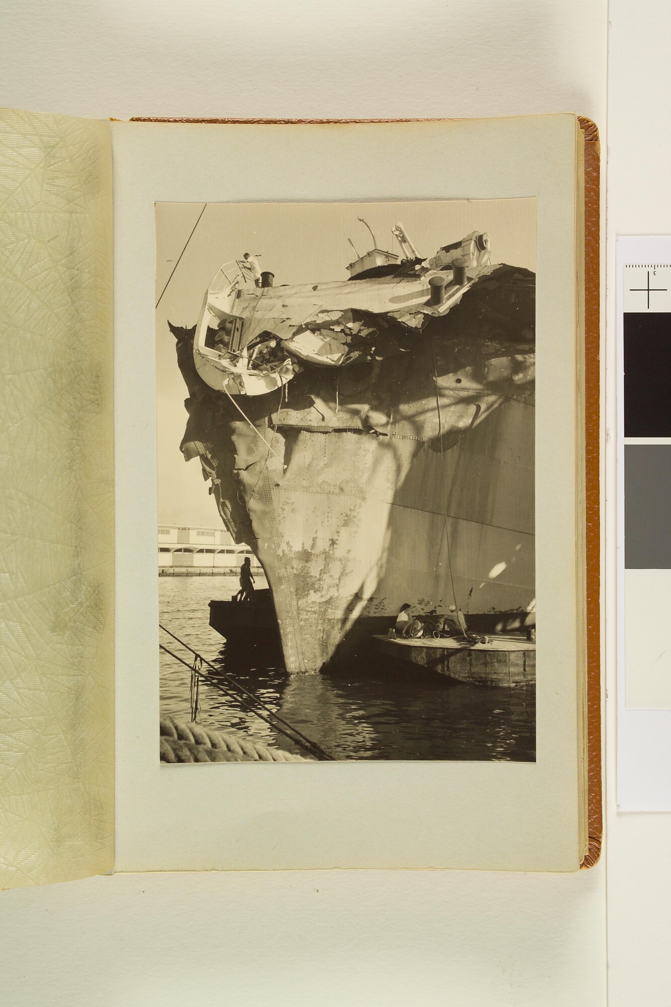 2005.2371; Fotoalbum van de Oranje, na de aanvaring in 1953 met de Willem Ruys; fotoalbum