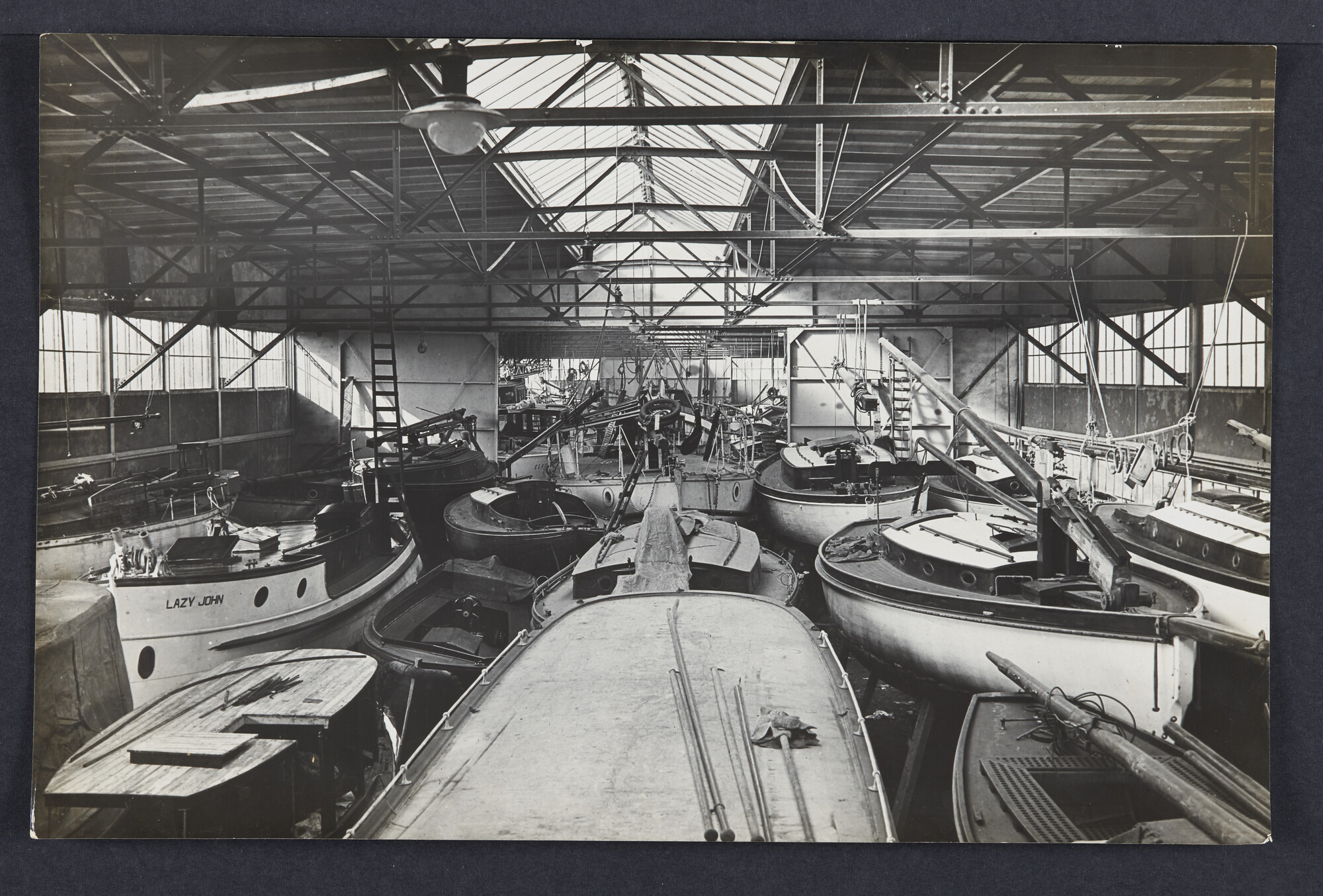 2020.0457; Interieurfoto van de stenen winterstalling van werf Het Fort van G. de Vries Lentsch, circa 1932; foto