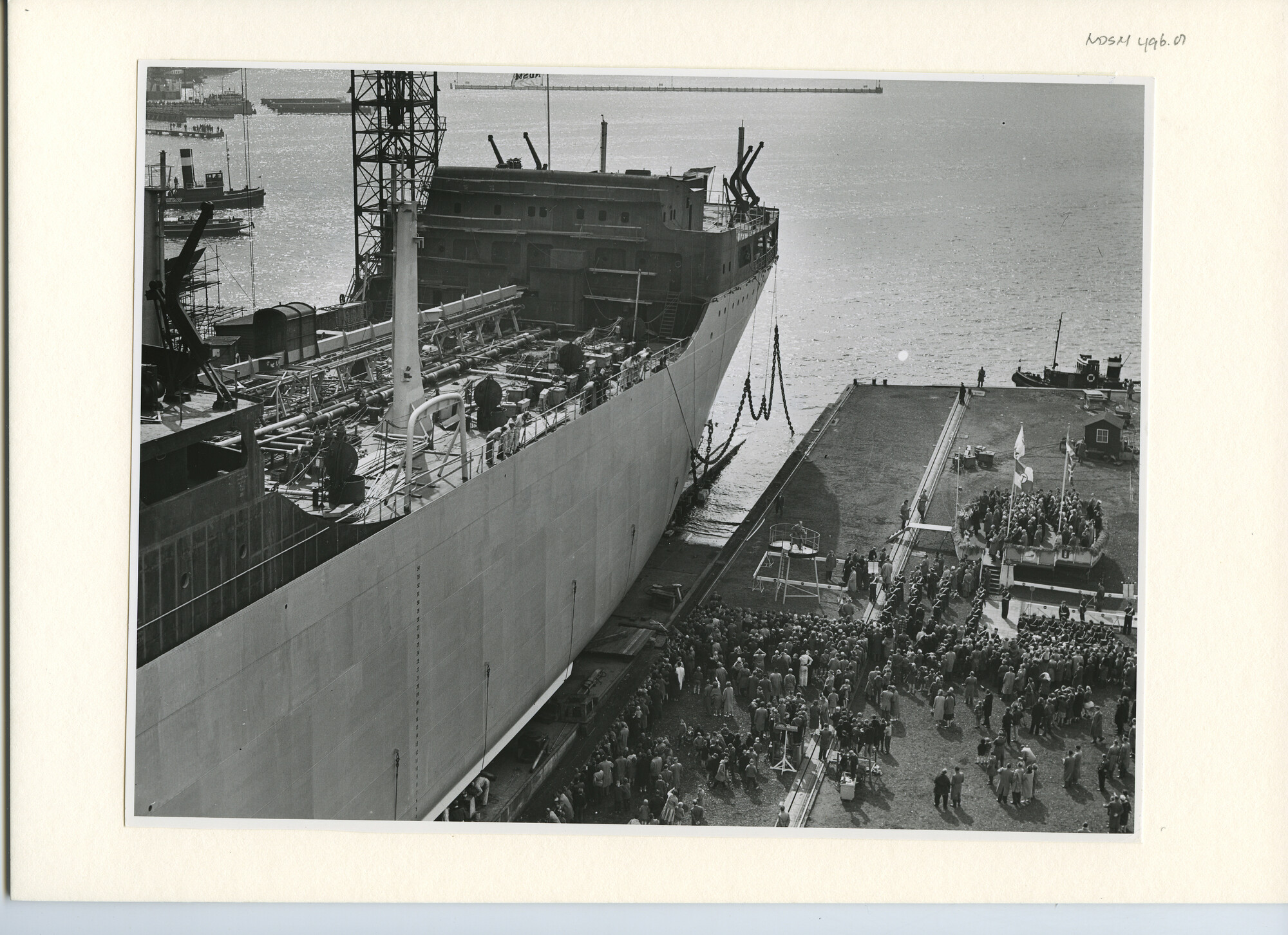 S.5444(2874)8; Foto van de tewaterlating van de tanker ms. Eidsfoss; foto