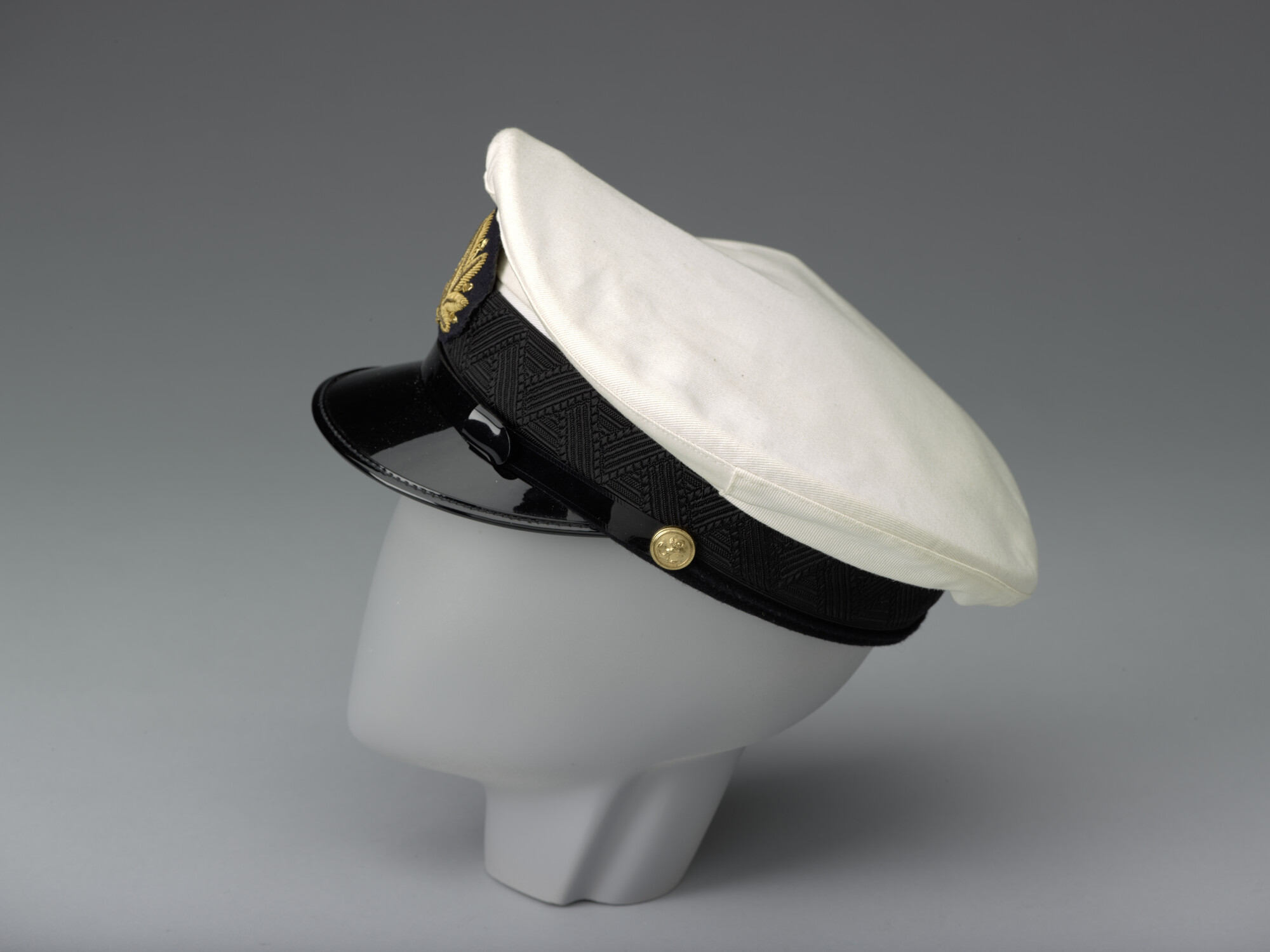 2012.0680; Uniformpet met embleem van Radio Holland; uniform