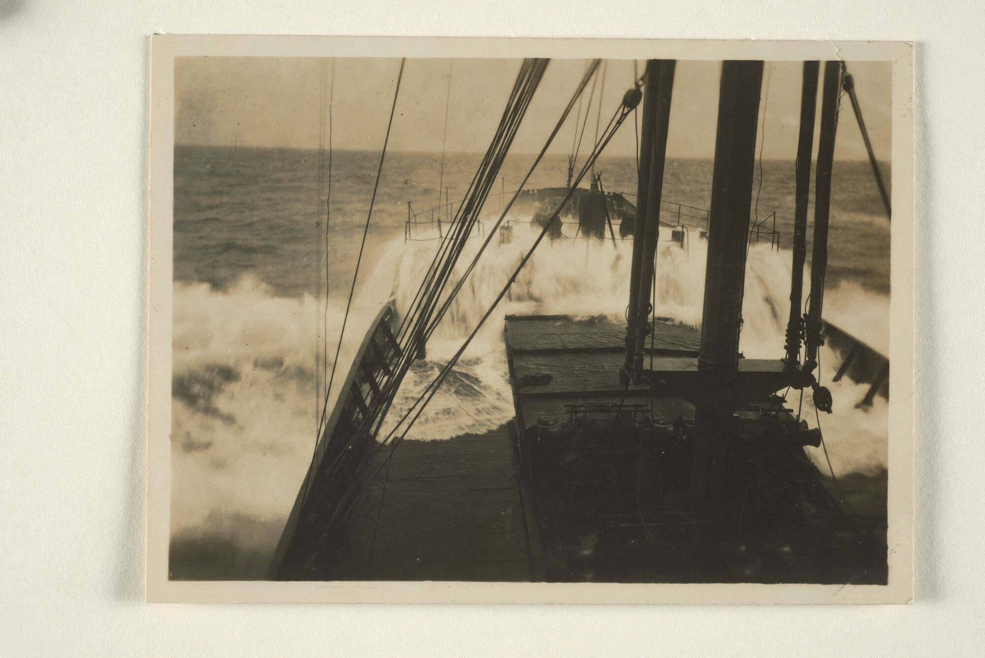 1997.4049; Foto's van golven die tijdens storm op zee over het voorschip van een KPM-vrachtschip heen komen; fotoreportage